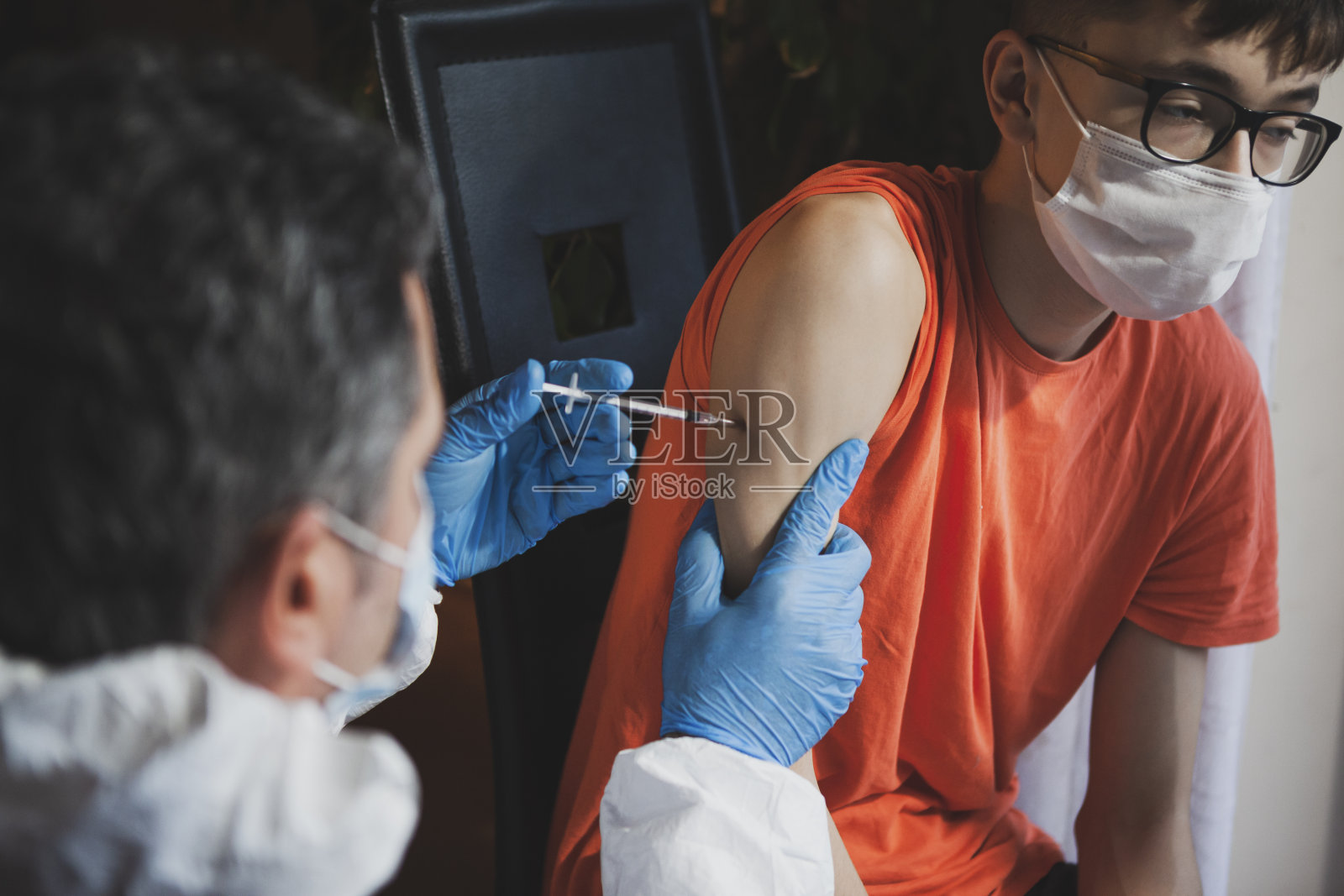 年轻人接种疫苗照片摄影图片