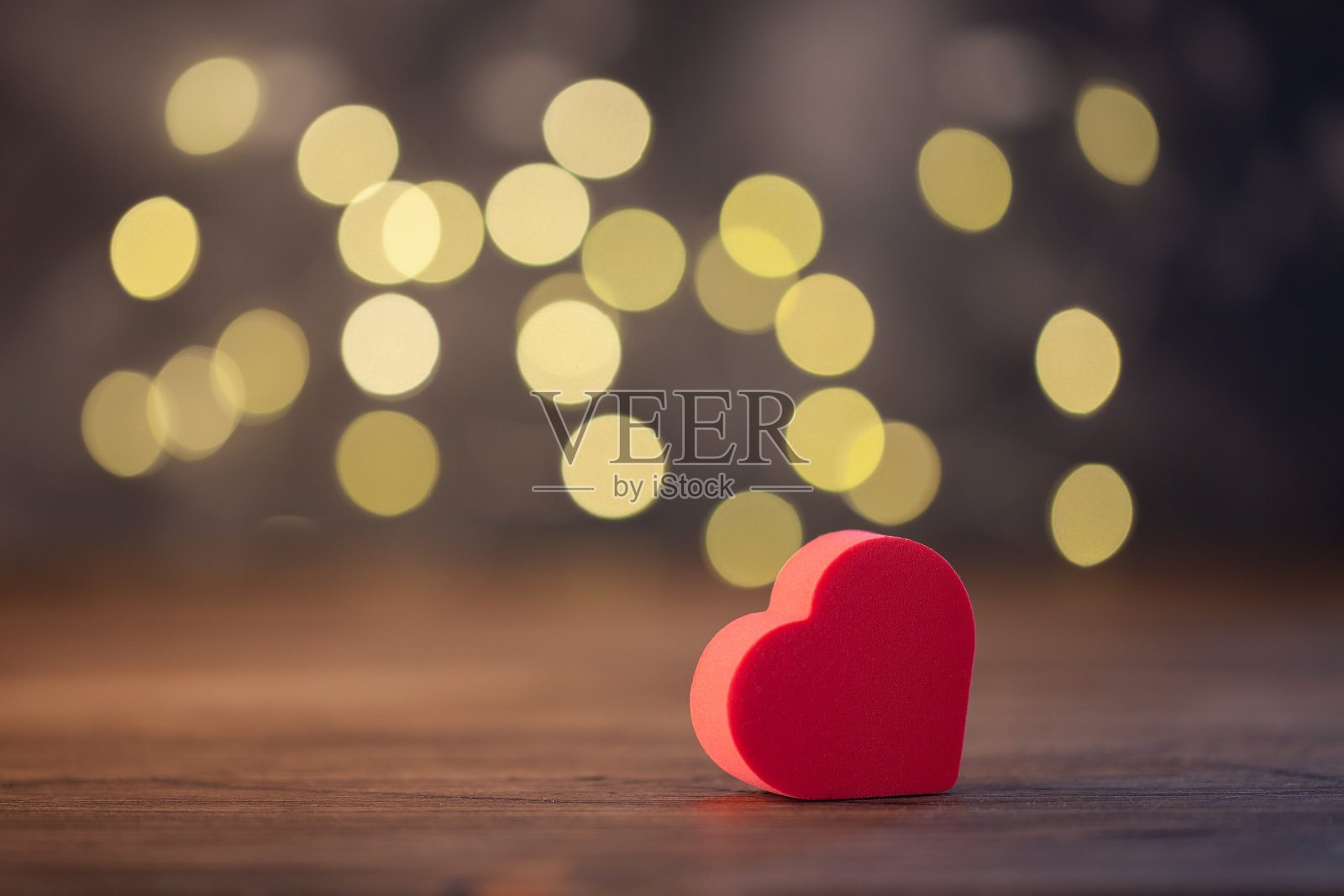 红心木背景配白焦，情人节贺卡。选择性聚焦，复制空间照片摄影图片