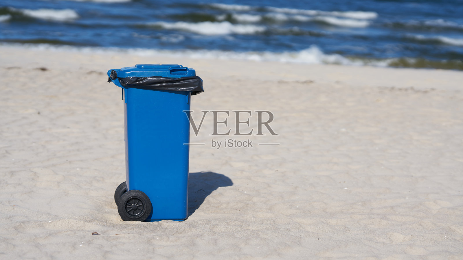 波兰波罗的海沿岸的蓝色垃圾桶照片摄影图片