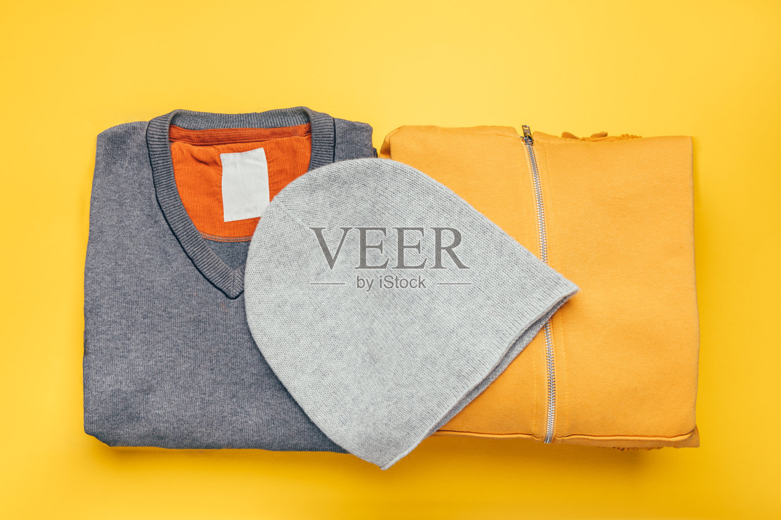 一堆堆灰色和黄色的衣服照片摄影图片