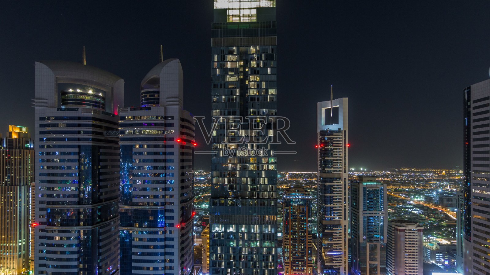 阿联酋迪拜谢赫扎耶德路和DIFC的夜景照片摄影图片