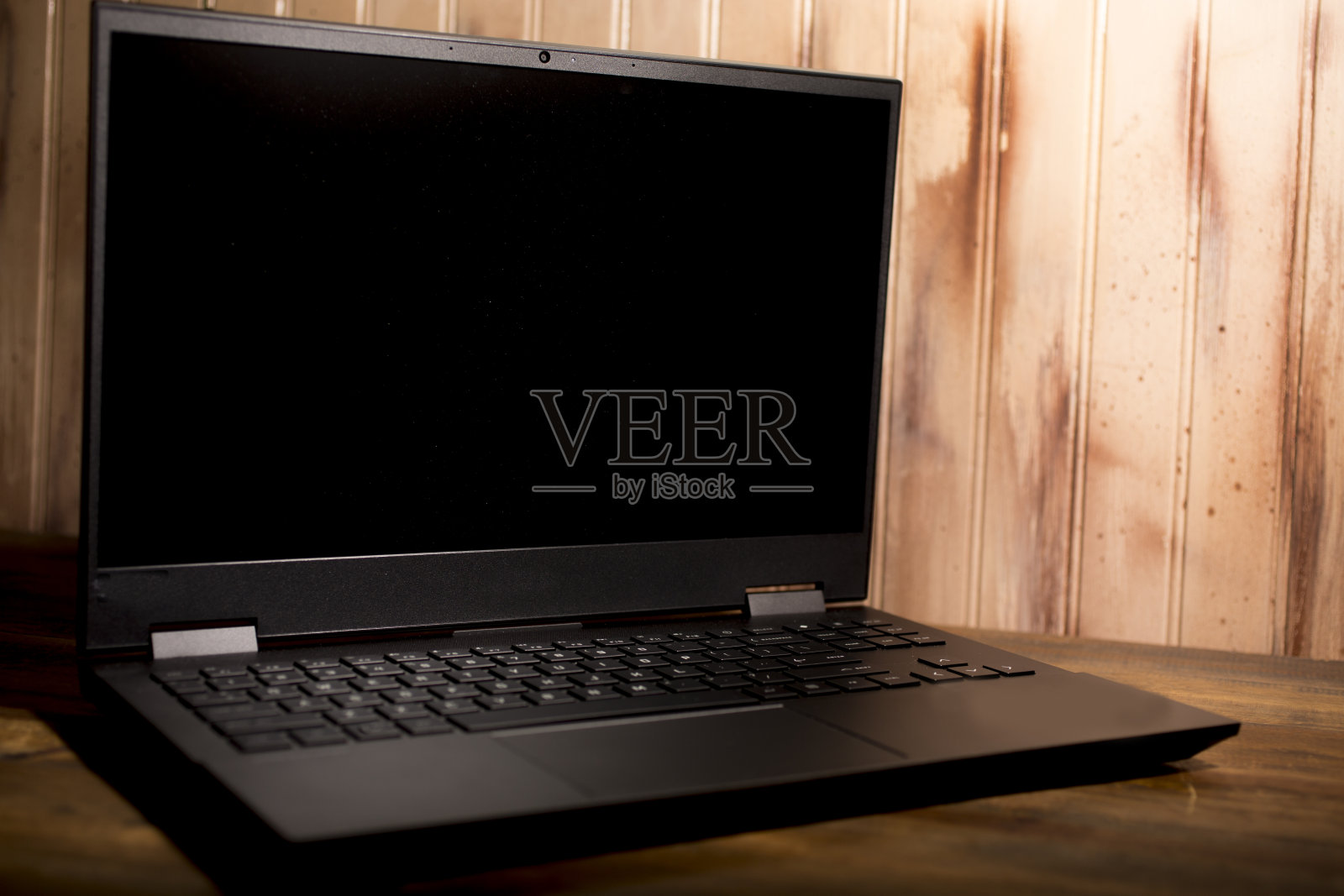 在木桌上打开笔记本电脑。照片摄影图片