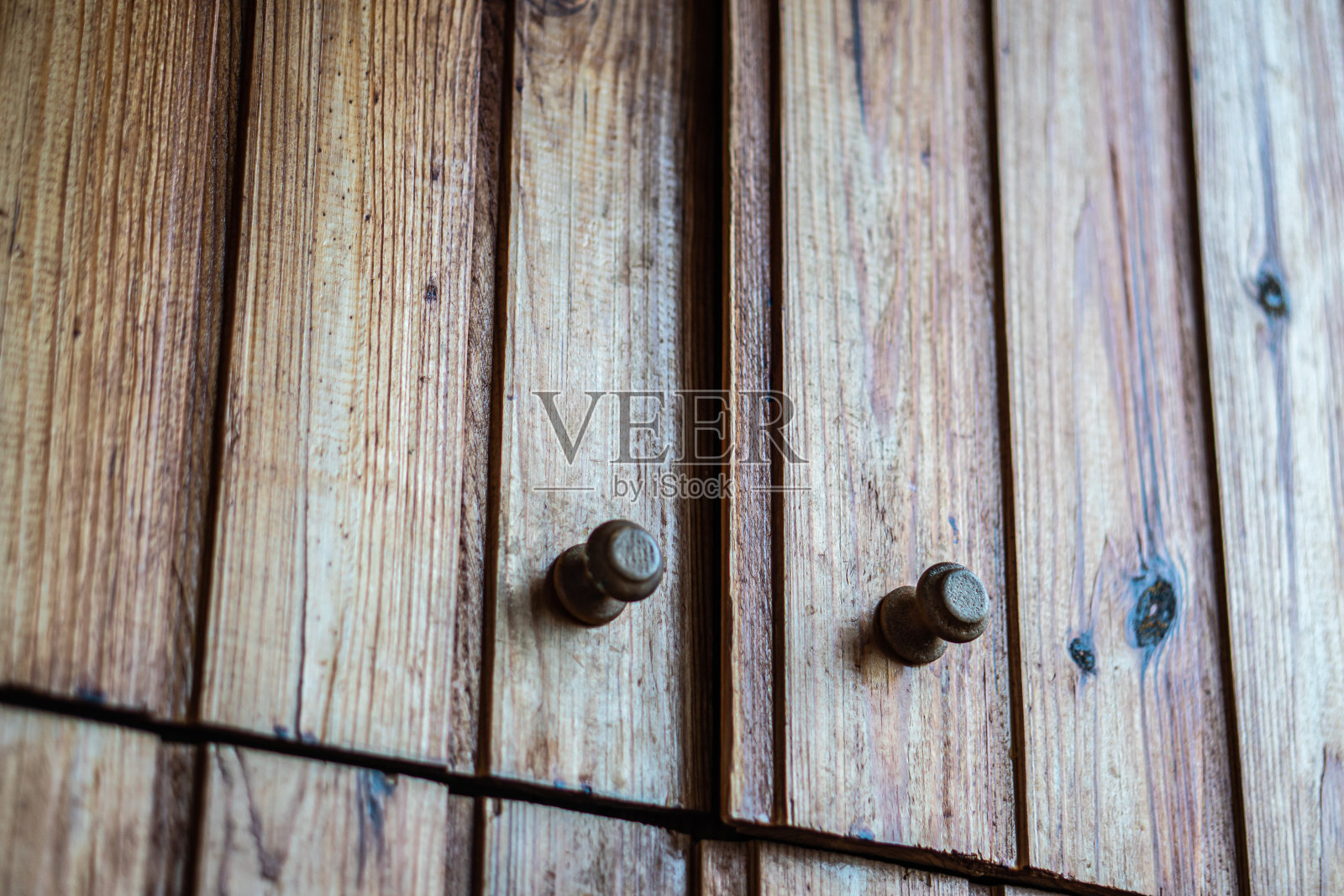 木质的开合抽屉门与木衬里照片摄影图片