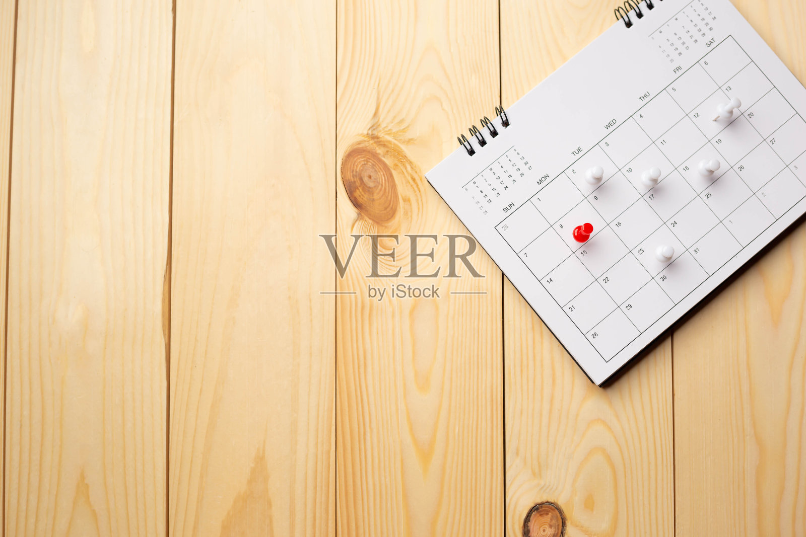 木制桌子上的日历，有复印空间，商务会议时间表，旅行计划或项目目标和提醒想法。照片摄影图片