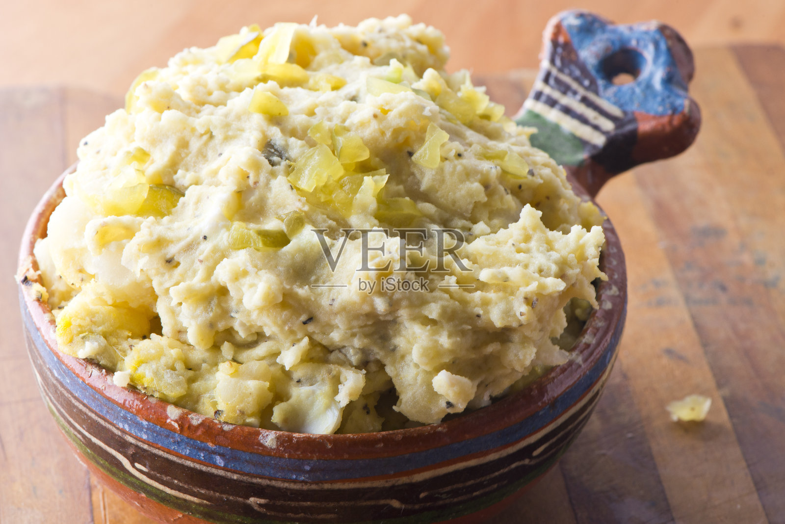 土豆沙拉。土豆沙拉。经典德州烧烤餐厅最爱的配菜。用土豆、甜菜、培根、山羊奶酪、洋葱、西红柿拌以橄榄油、柠檬汁，并用盐和胡椒调味。照片摄影图片