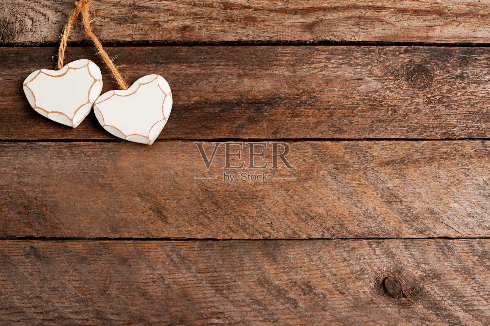 情人节背景与白色的心。带复印空间的木桌。贺卡照片摄影图片