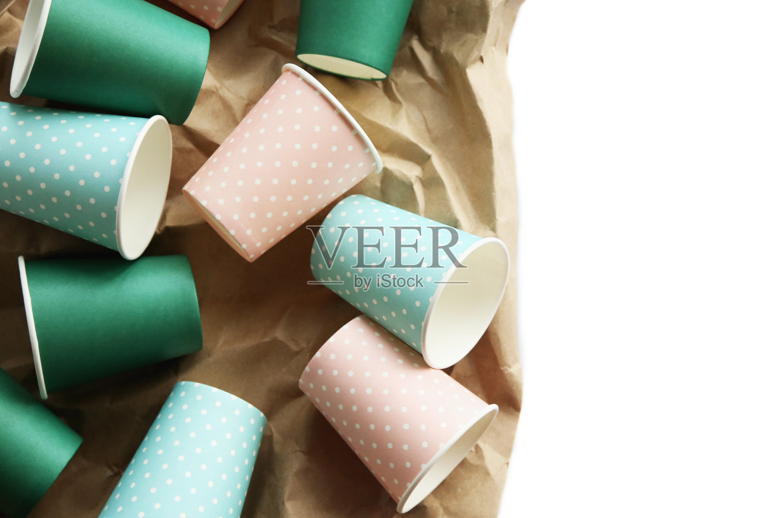 空彩色纸杯背景。可持续生活方式的概念。负责任的消费照片摄影图片