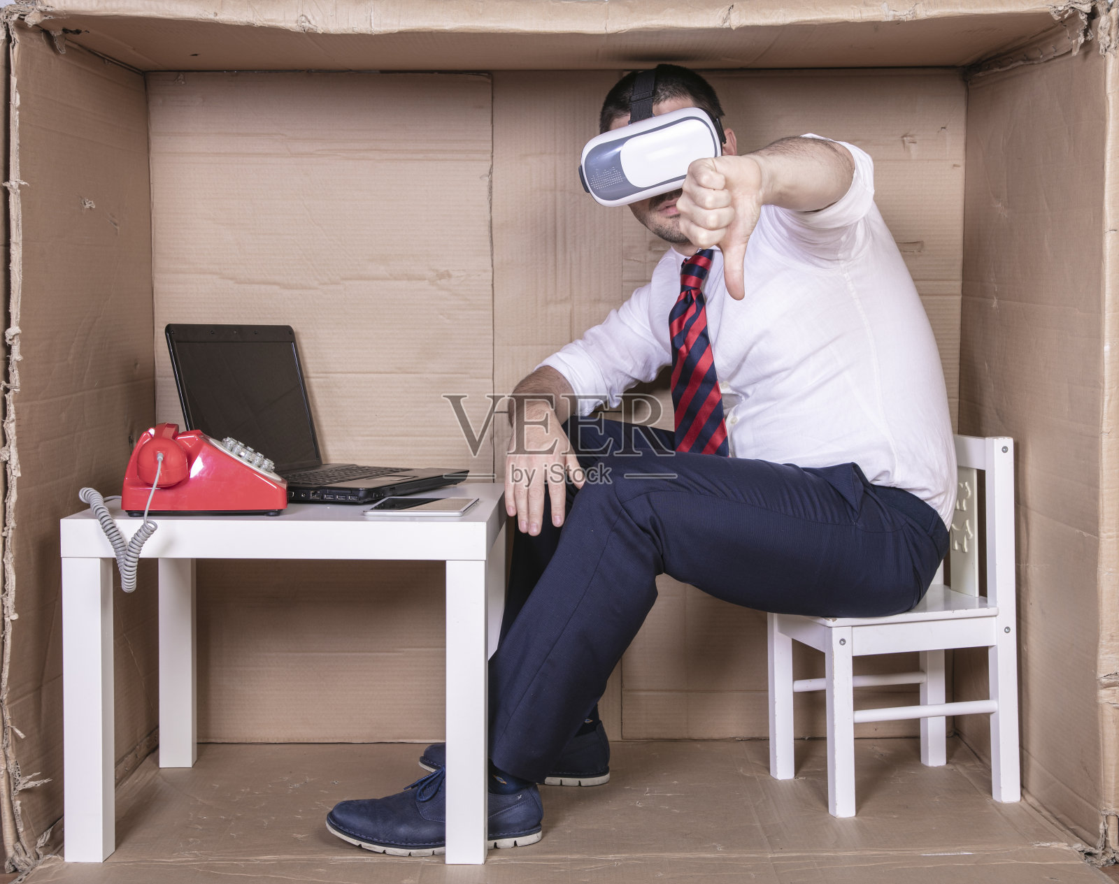 戴着虚拟现实眼镜的商人表示不满照片摄影图片