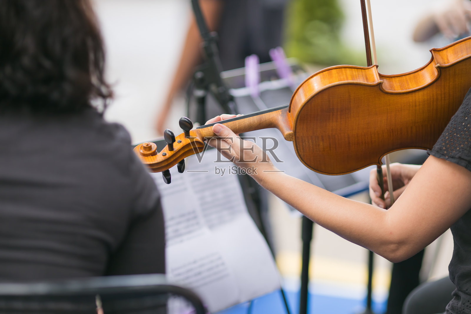 演奏音乐会的弦乐乐队照片摄影图片