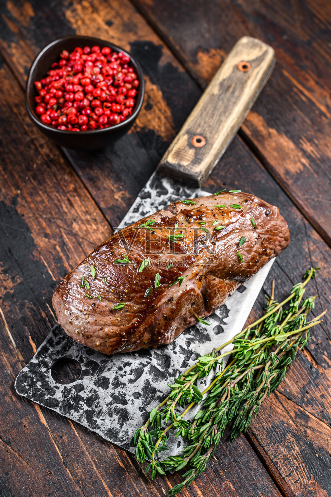 烤羊腿肉排在切肉刀上。深色木制背景。俯视图照片摄影图片