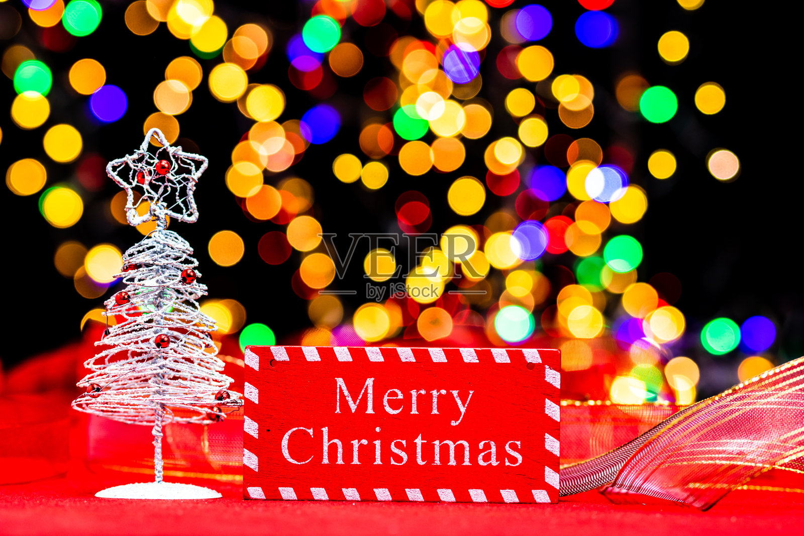 圣诞装饰，圣诞和新年假期背景，冬季圣诞装饰和模糊的灯光照片摄影图片