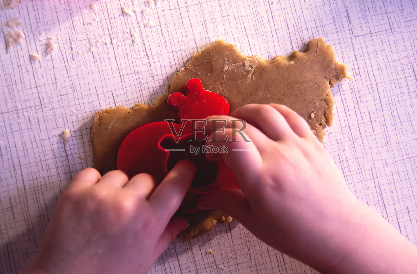 一个孩子的手的特写。孩子烘焙饼干照片摄影图片
