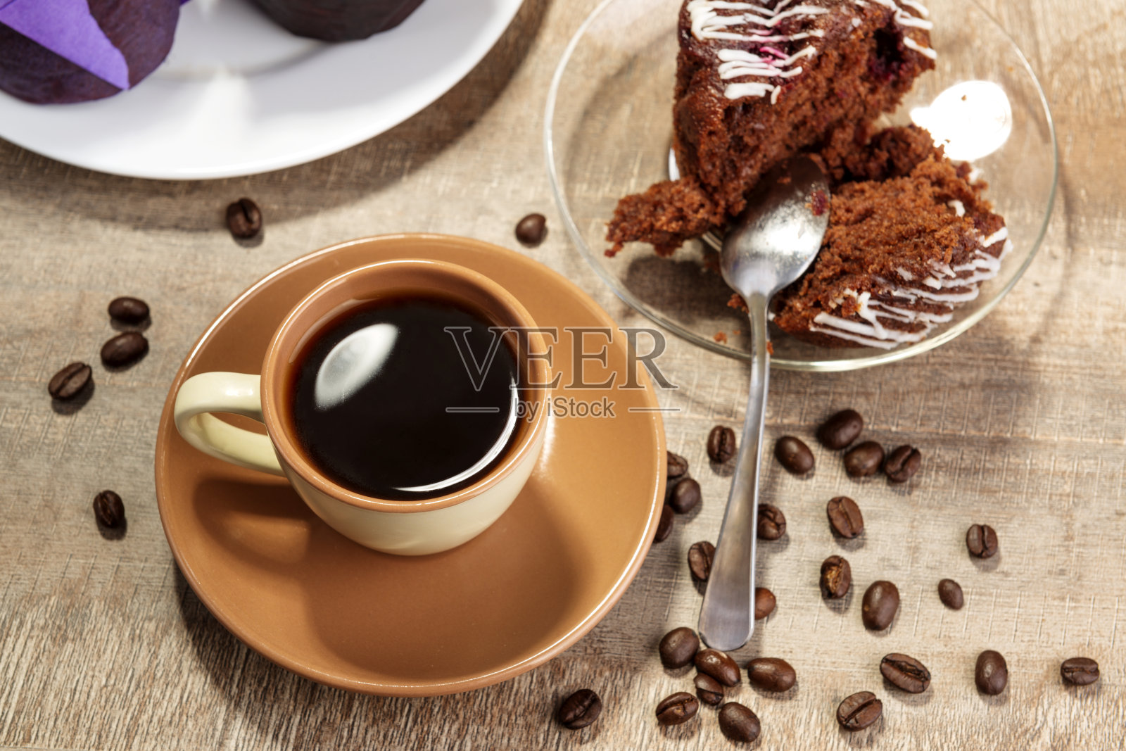 黑咖啡和松饼放在木桌上，注意杯子照片摄影图片