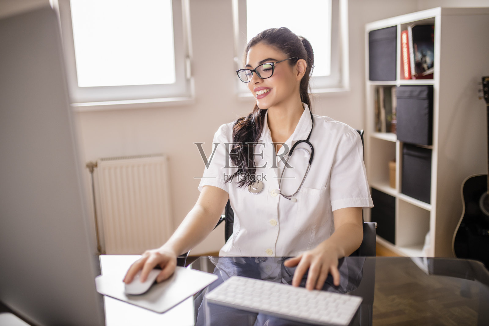 女医生使用电脑，在办公室工作照片摄影图片