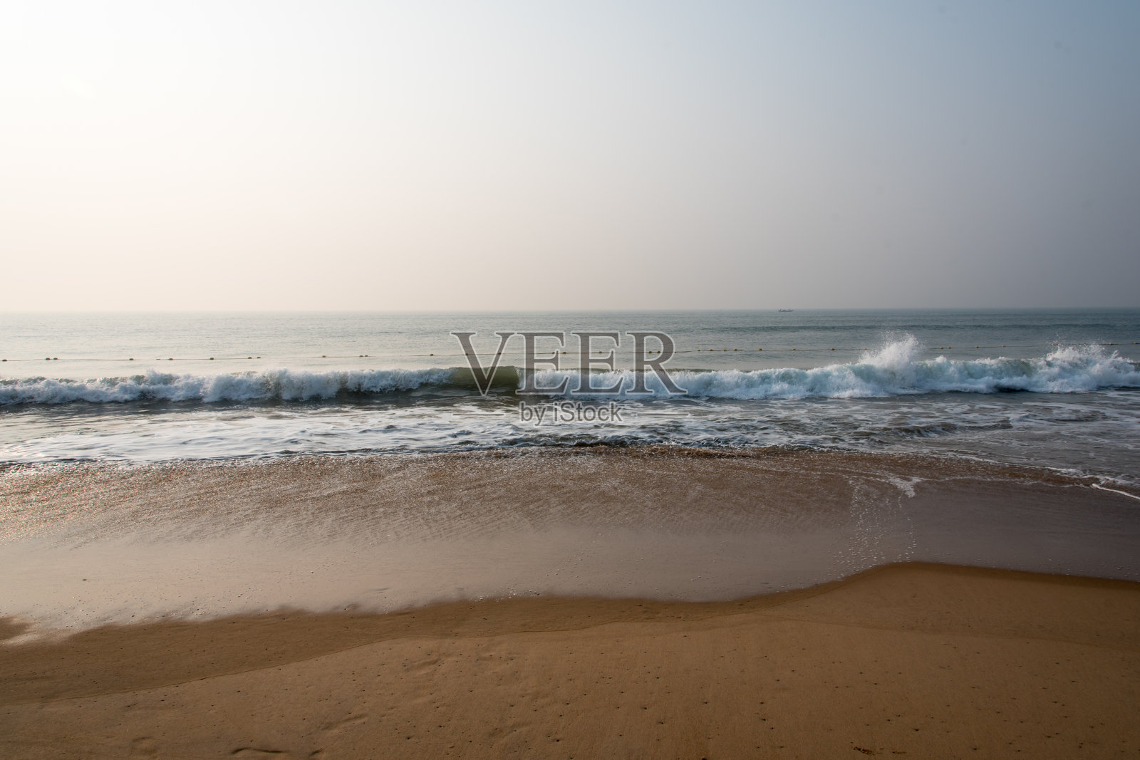 沙滩上的日出照片摄影图片