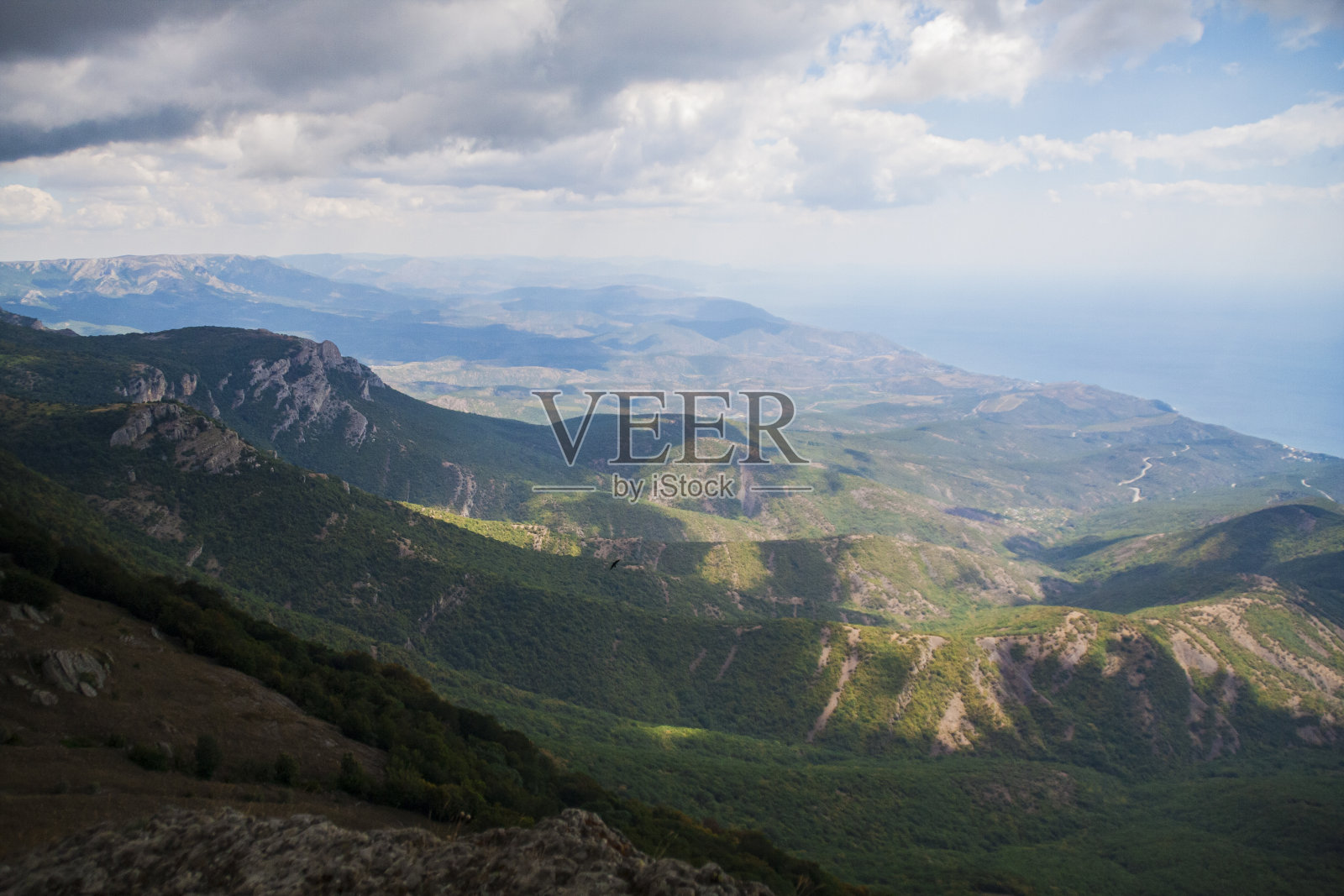 以山为背景的绿色山谷照片摄影图片