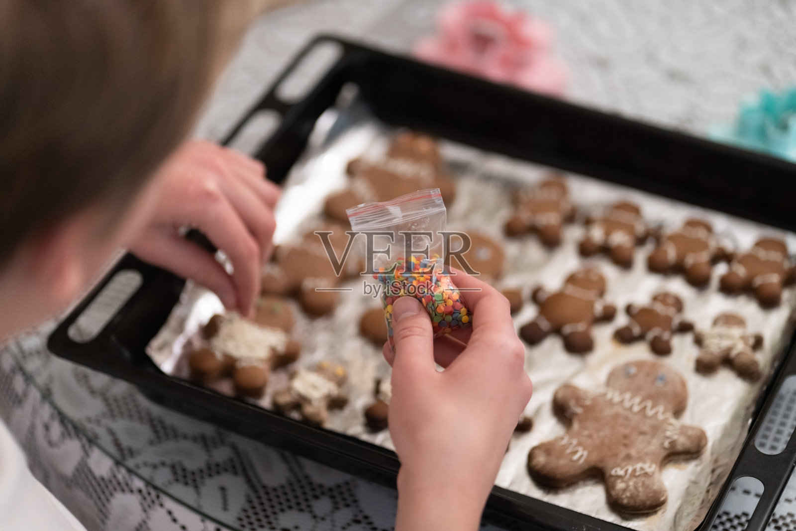 小男孩烤姜饼人照片摄影图片