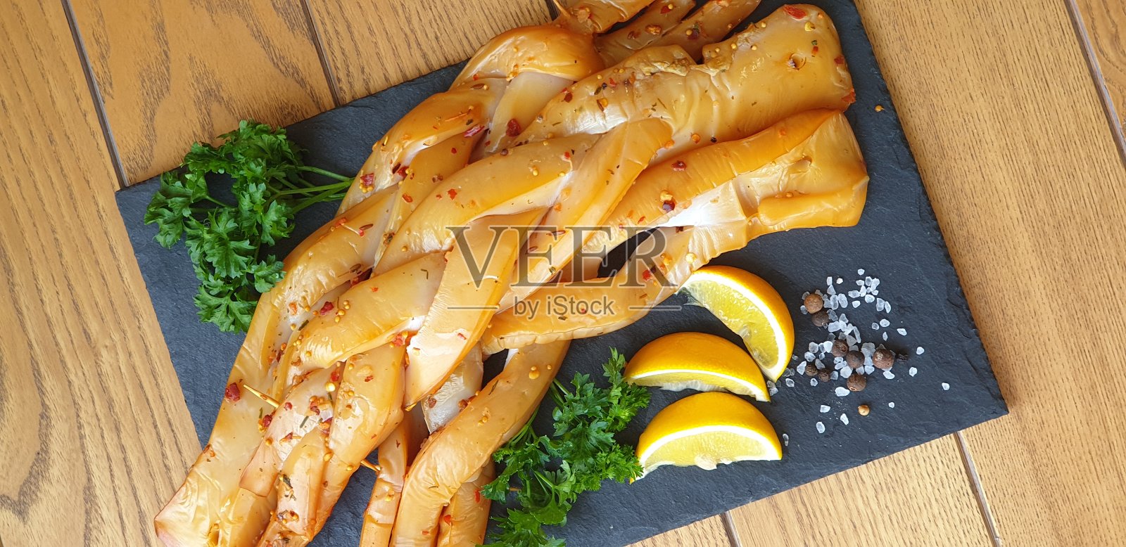 烟熏鱿鱼片和柠檬片和香料放在一起照片摄影图片