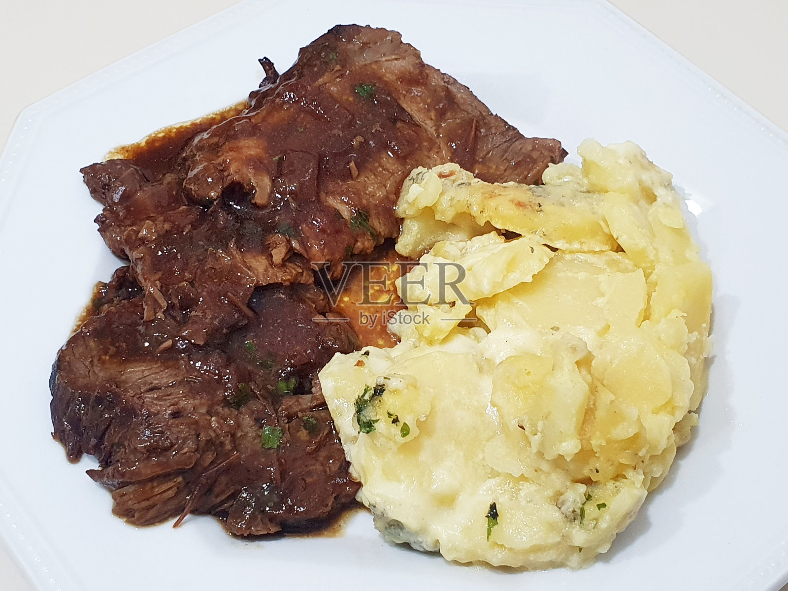 烤土豆牛肉照片摄影图片