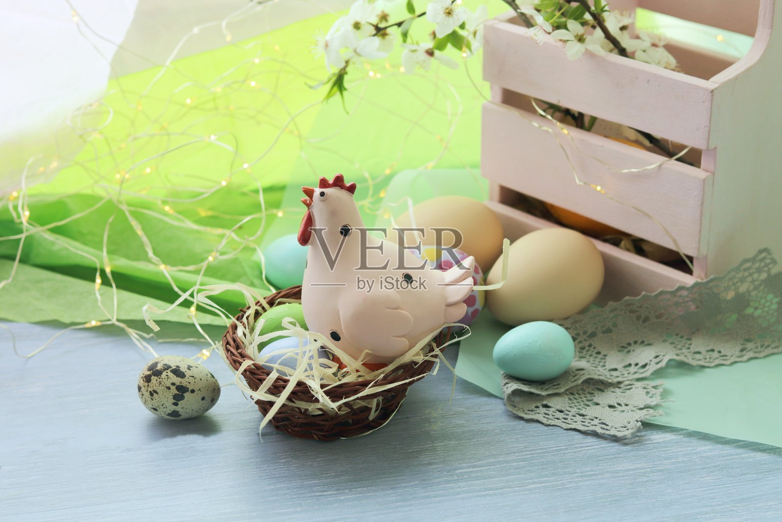 复活节彩蛋，玩具鸡，窗台上的柳条和樱桃枝照片摄影图片