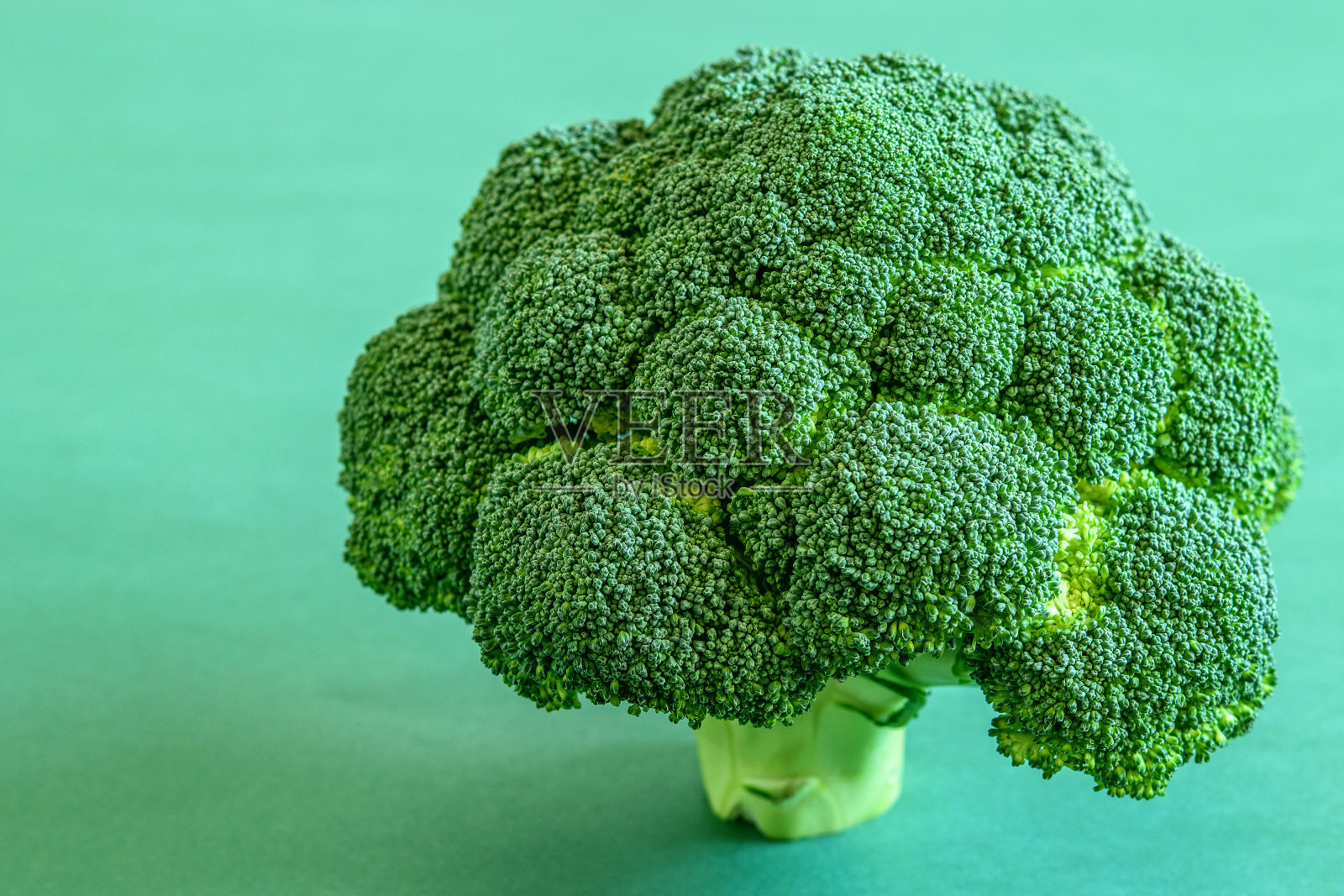 绿色背景上的绿色新鲜西兰花。健康的蔬菜食品。照片摄影图片