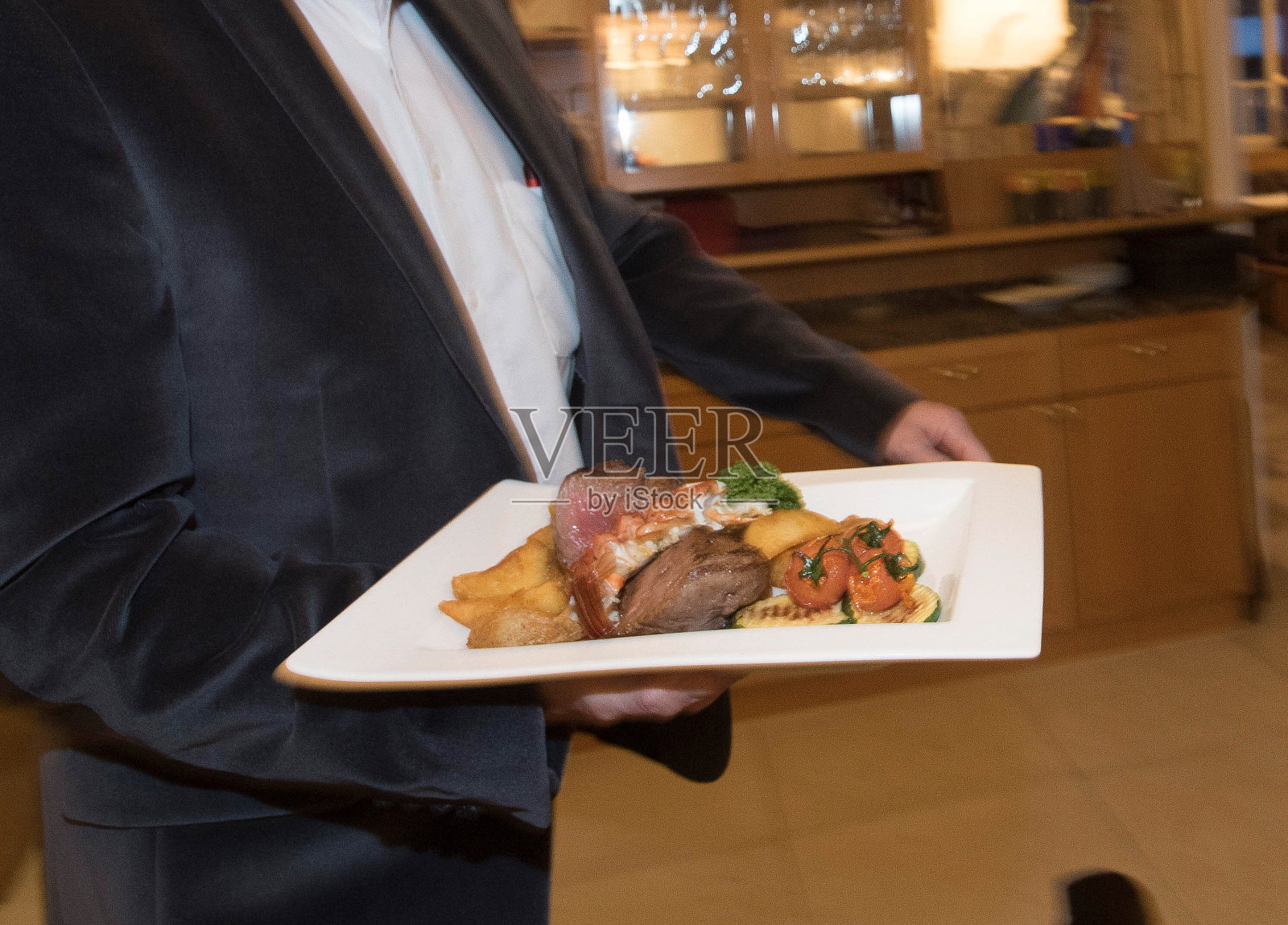 服务员为顾客提供食物照片摄影图片