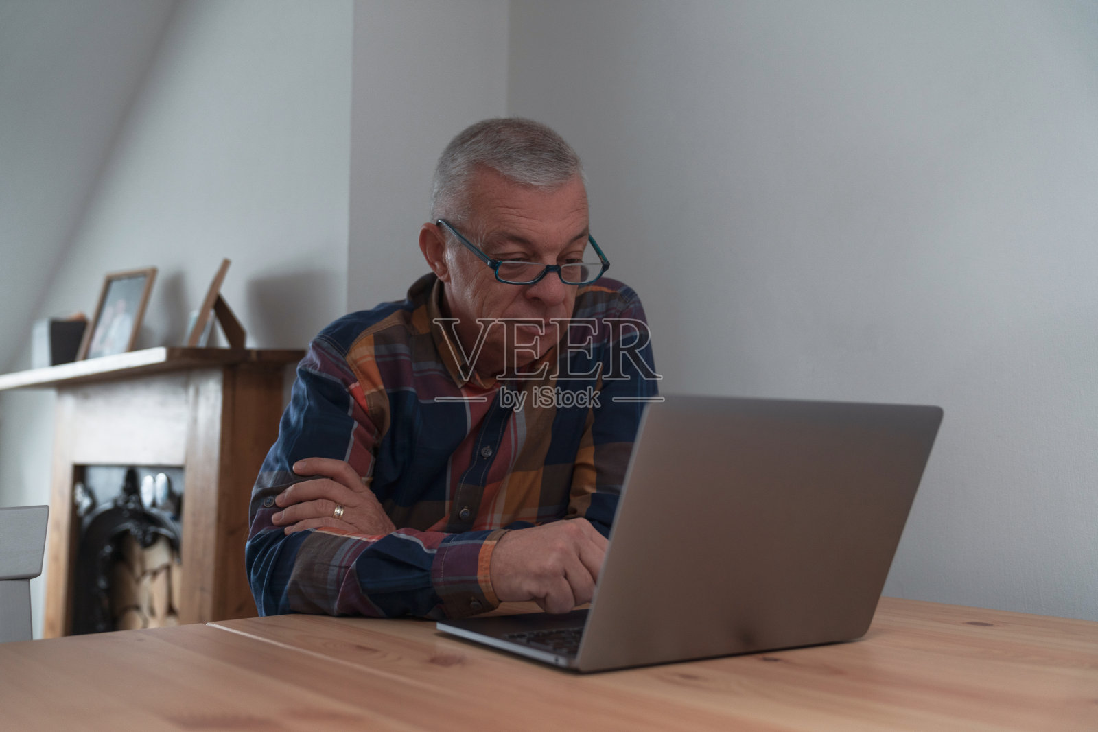 人类在家里工作。使用笔记本电脑的自由职业者照片摄影图片