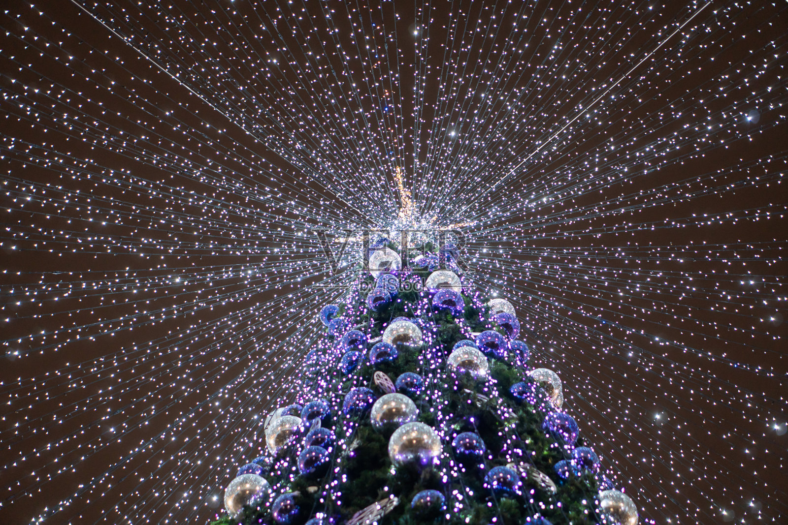 街道圣诞树装饰花环和气球底部视图照片摄影图片