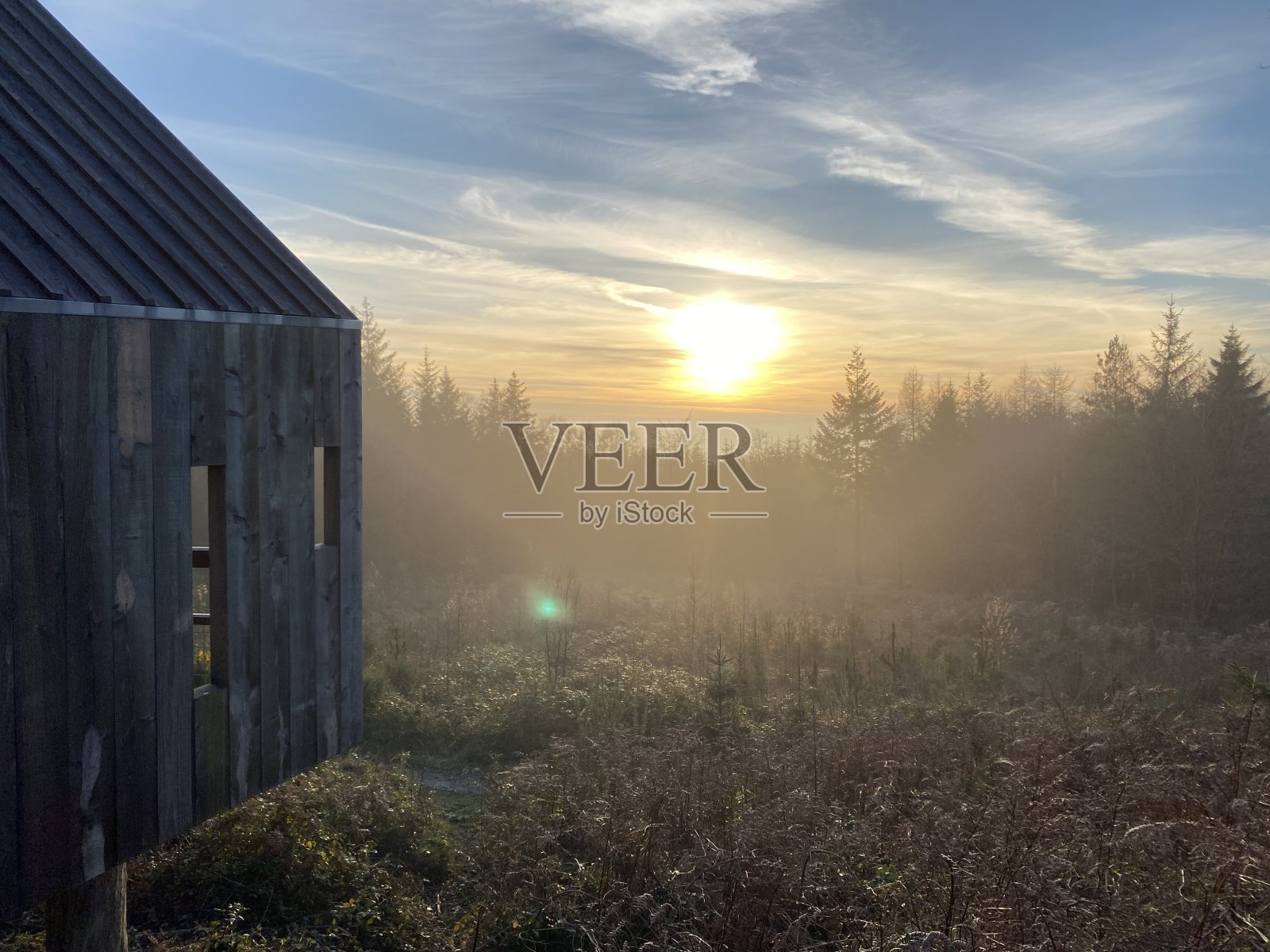 木屋，冬天的日落照片摄影图片