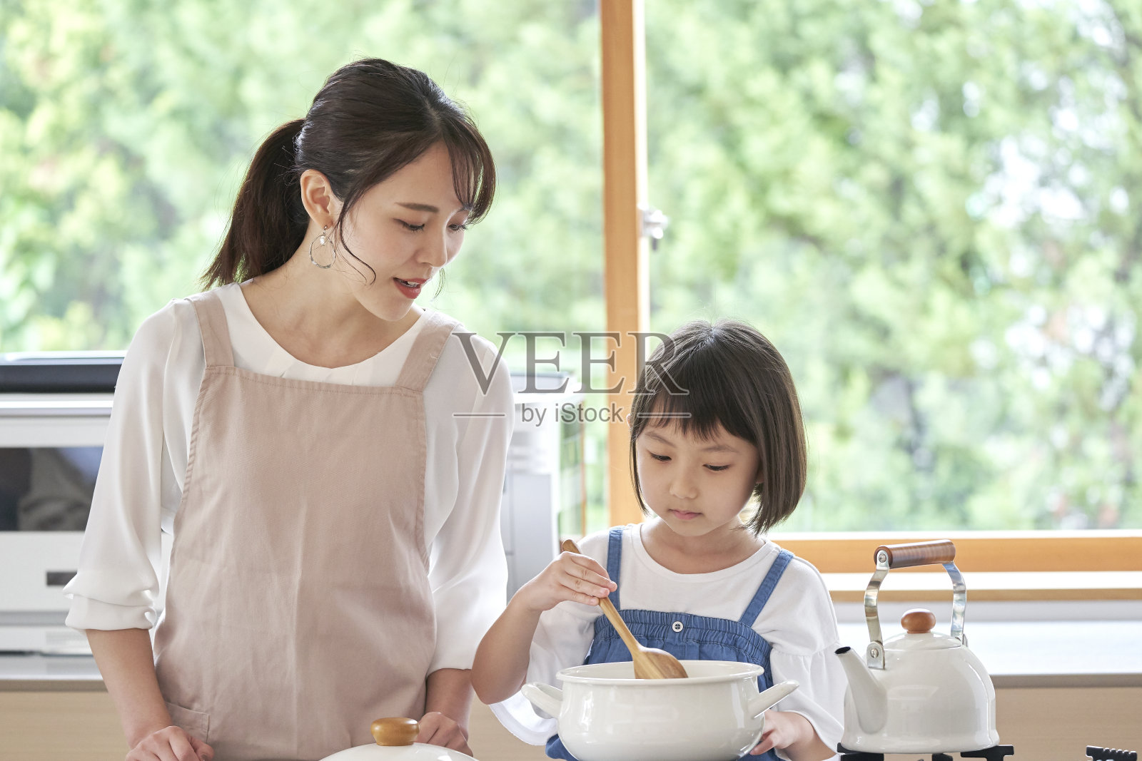 亚洲家庭在家做饭照片摄影图片