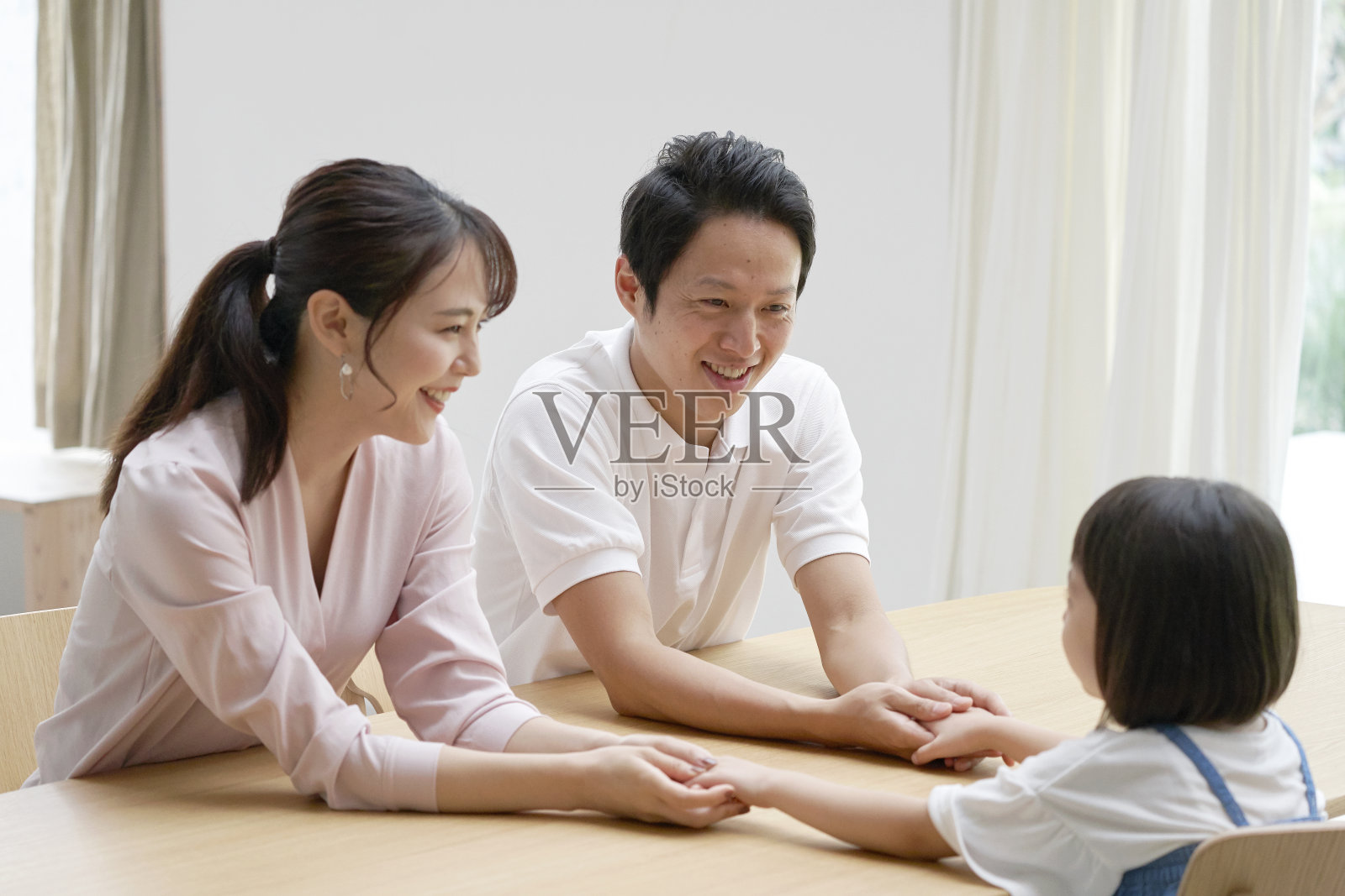 亚洲父母在家和他们的女儿聊天照片摄影图片