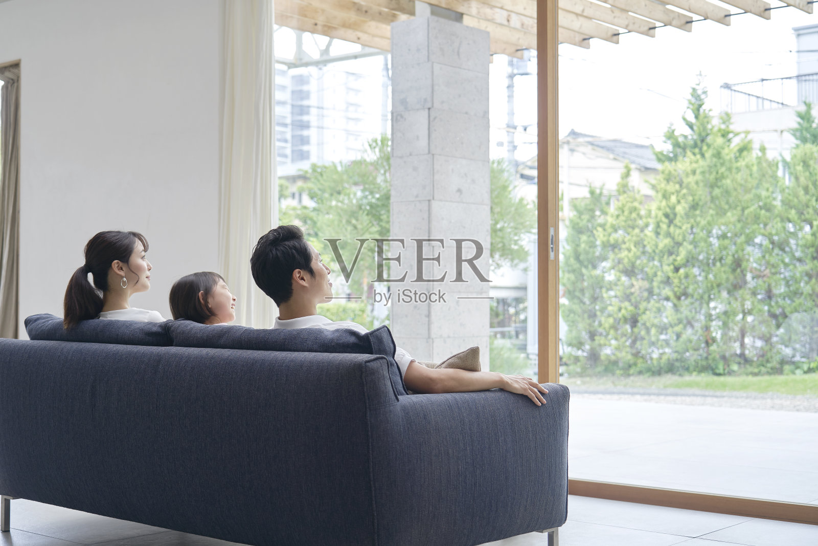 亚洲家庭在家里聊天照片摄影图片