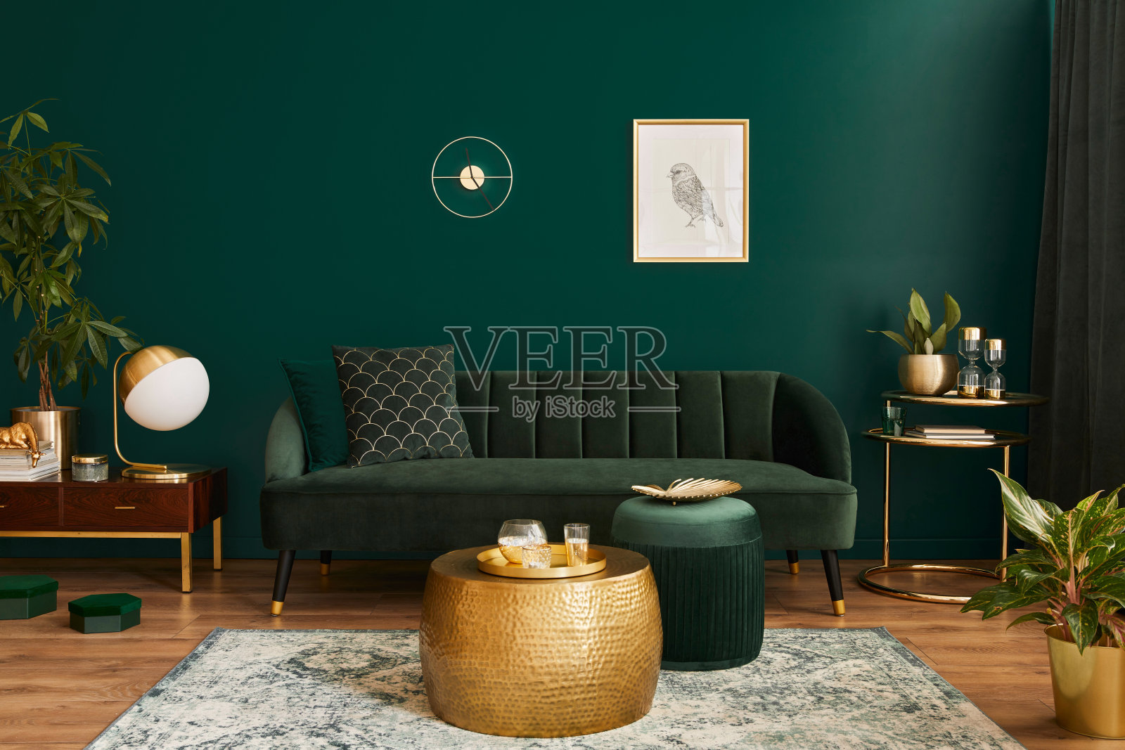 现代室内设计的豪华客厅，绿色天鹅绒沙发，咖啡桌，蒲团，金色装饰，植物，灯，地毯，模拟海报框架和优雅的配件。模板。照片摄影图片