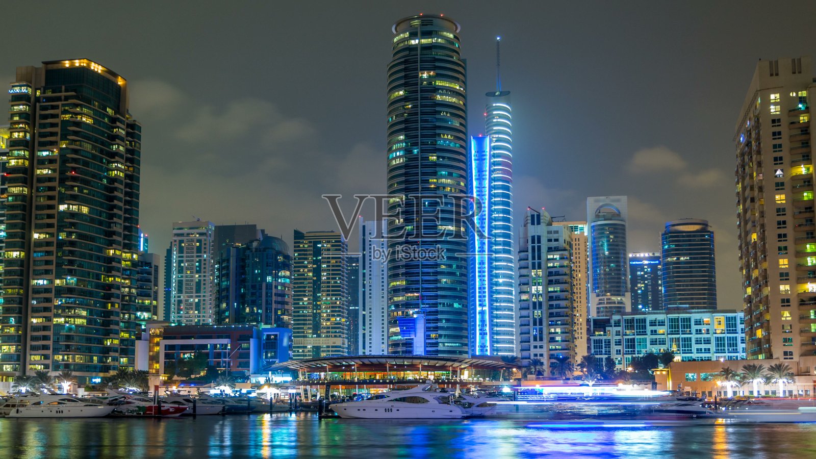 迪拜码头塔楼和游艇夜景延时摄影照片摄影图片