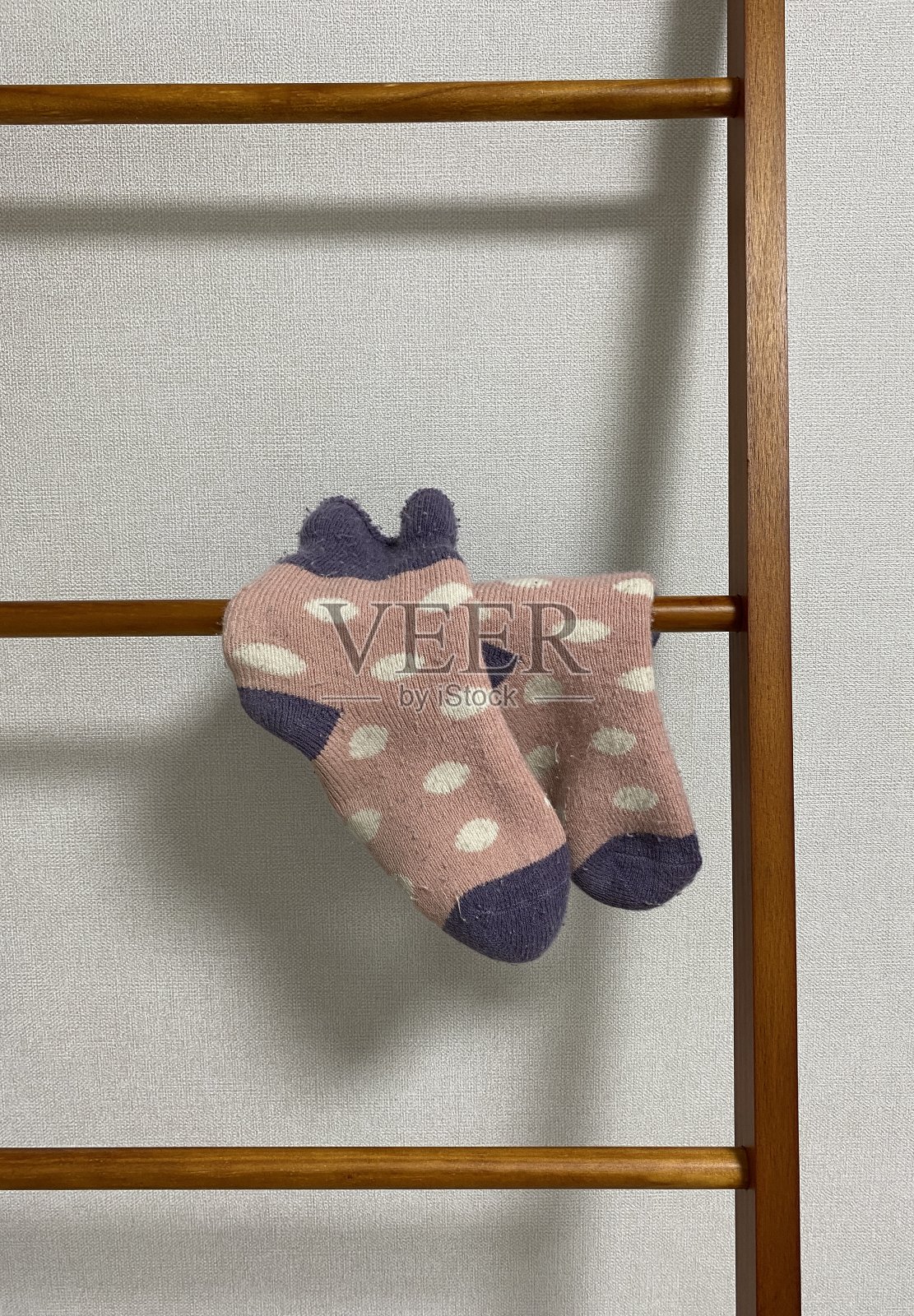 冷的时候穿厚袜子睡觉照片摄影图片