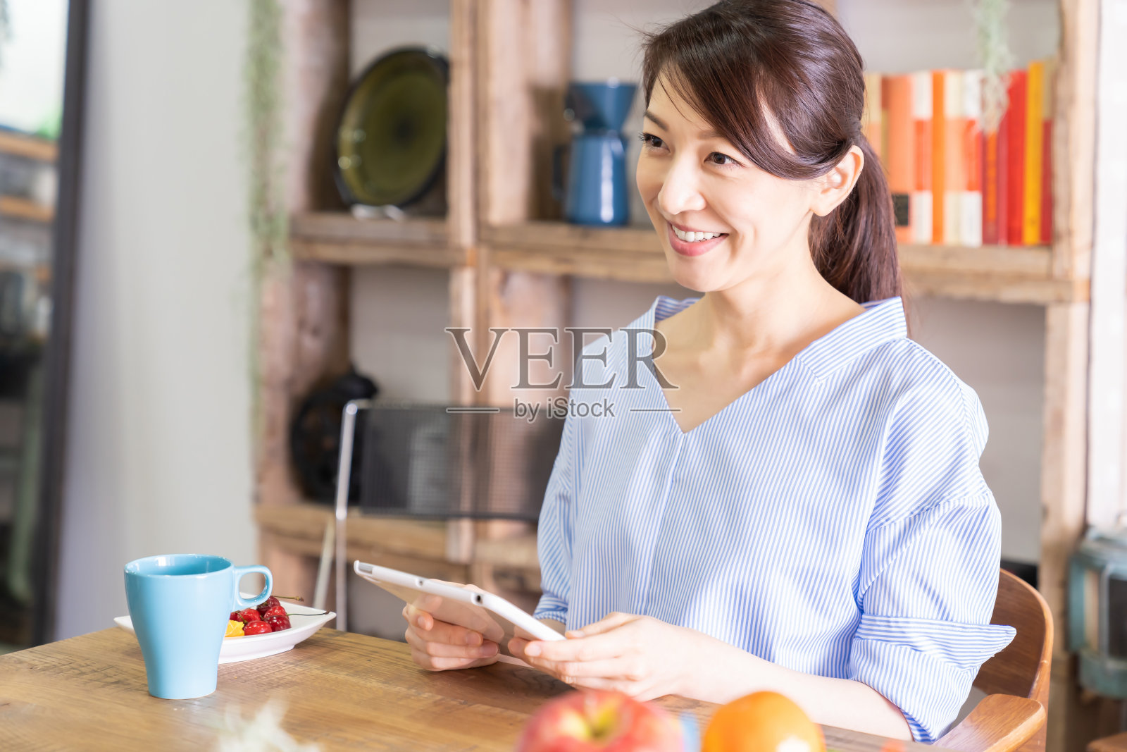 亚洲女人看平板电脑照片摄影图片
