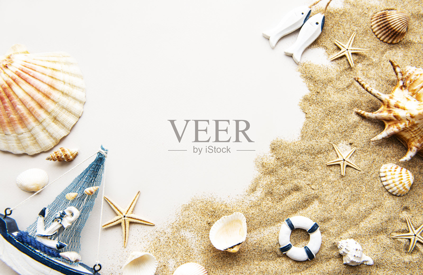 一些贝壳在海滩的沙子。旅行的概念。照片摄影图片