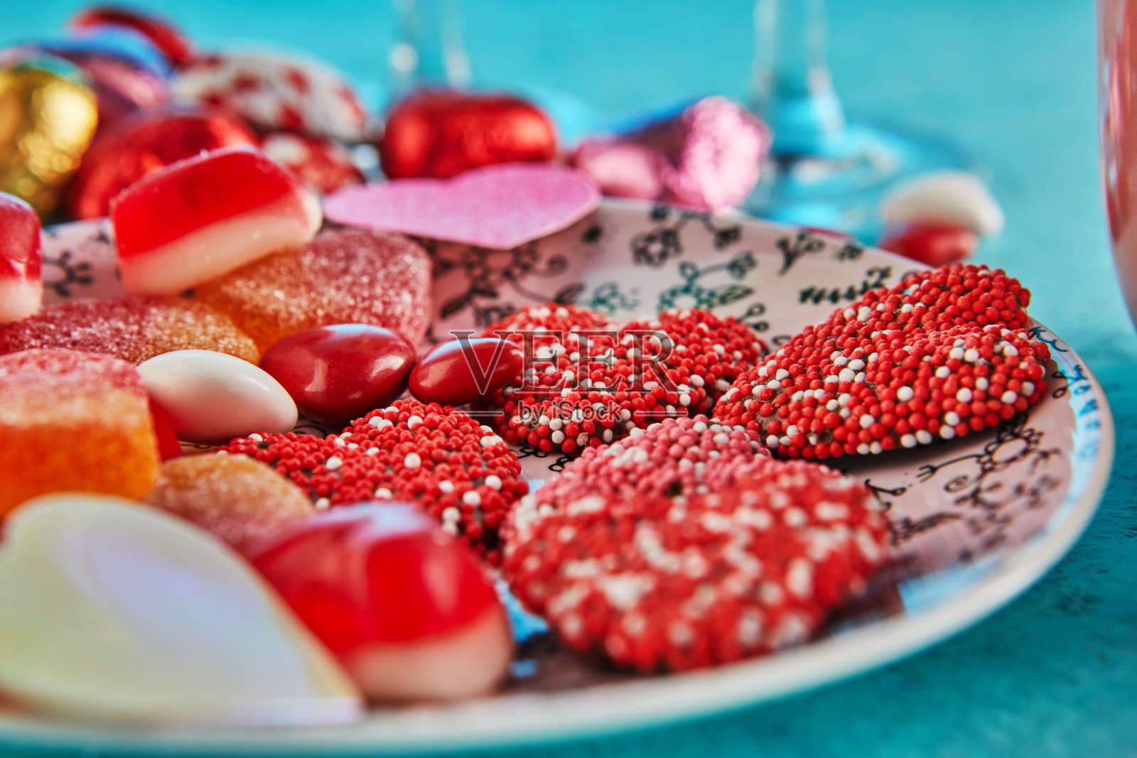 蓝色背景上的情人节或糖果心浪漫晚餐照片摄影图片