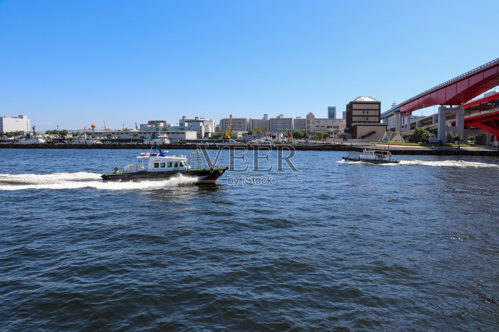 一艘船穿过红色的大桥照片摄影图片