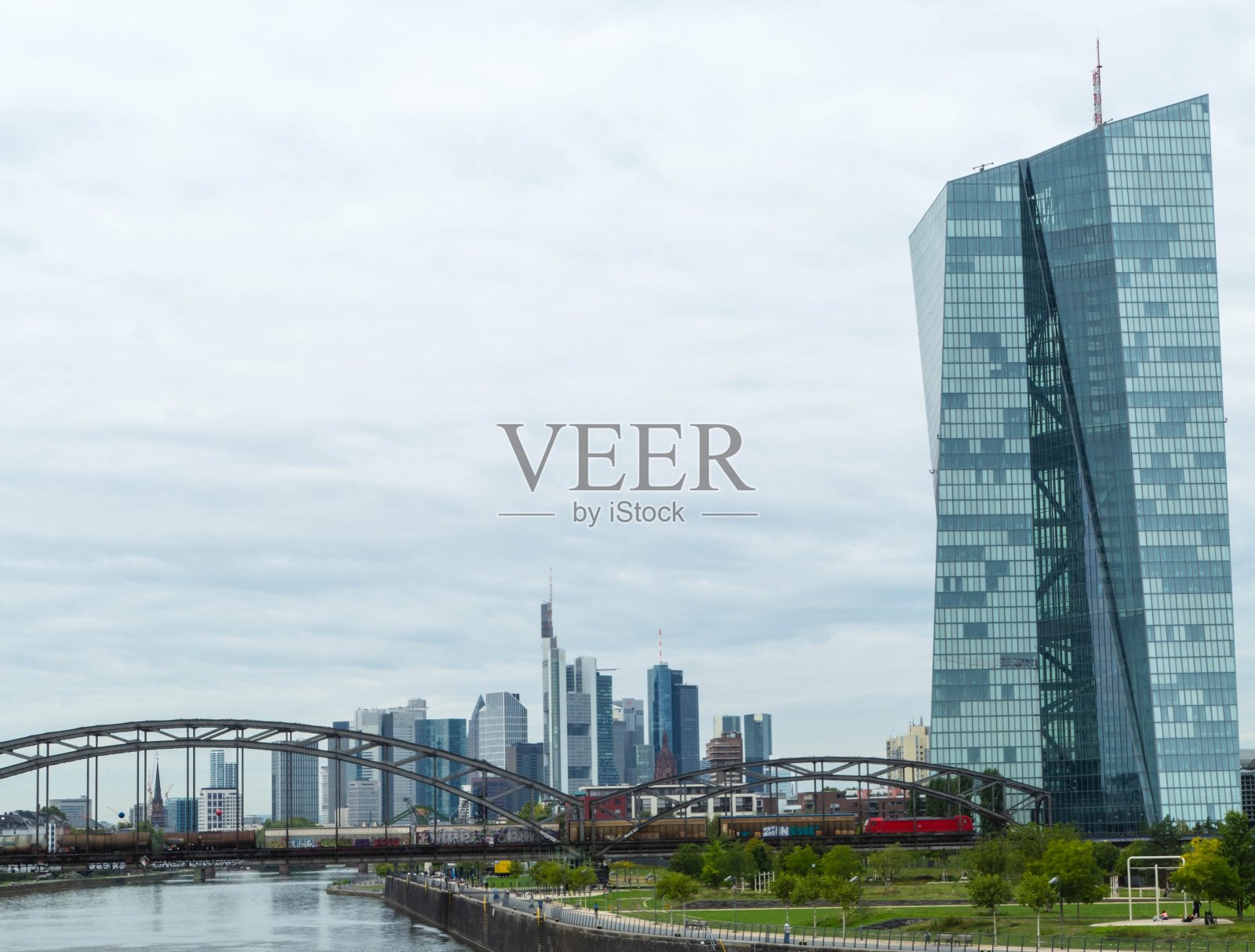 德国法兰克福铁路桥上的火车照片摄影图片