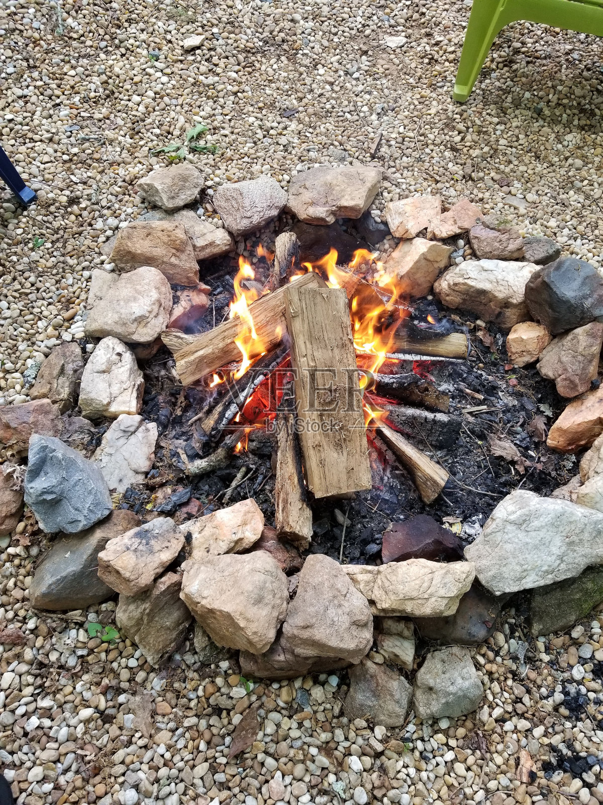 小屋惬意的营火照片摄影图片
