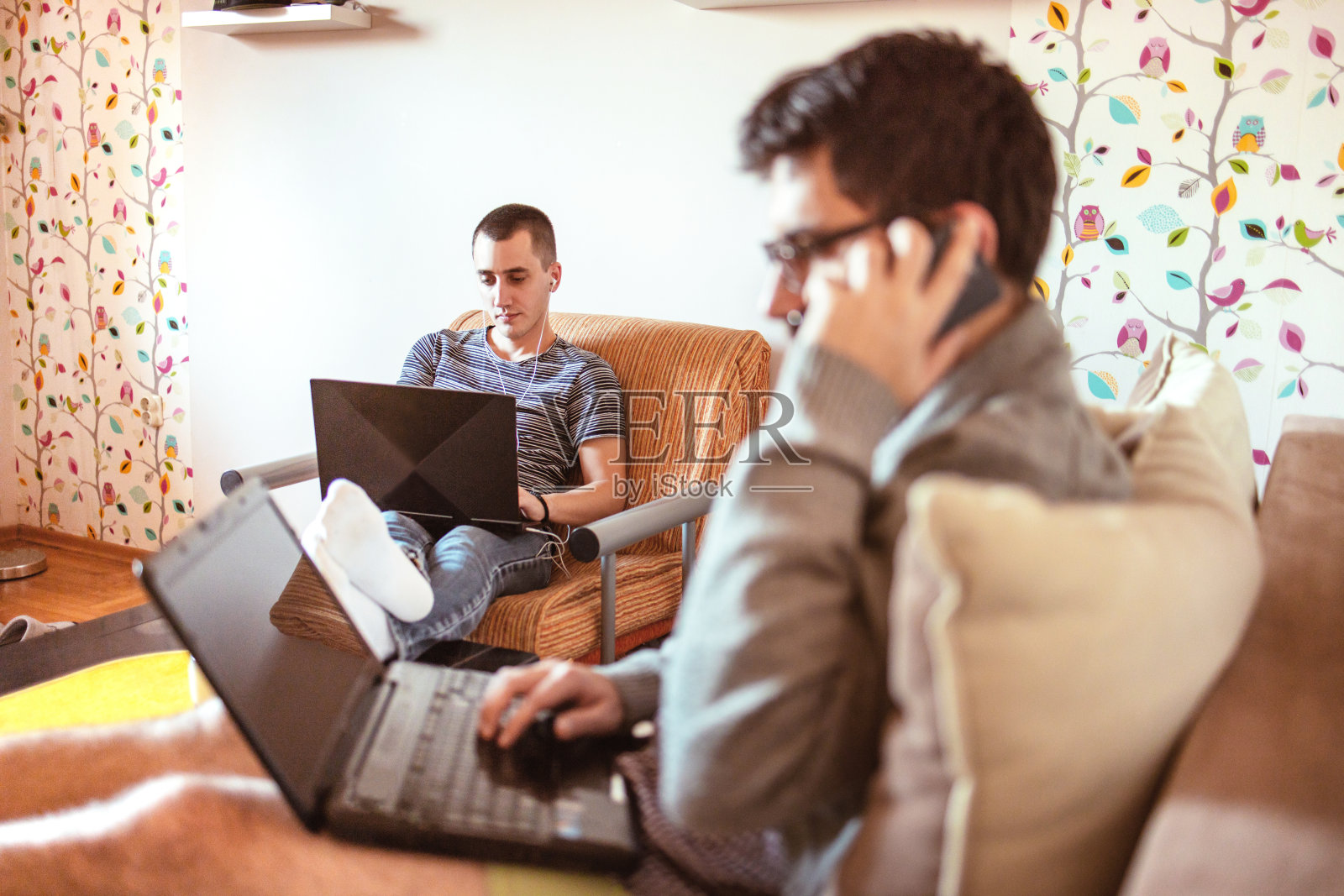 呆在家里，在家里工作照片摄影图片