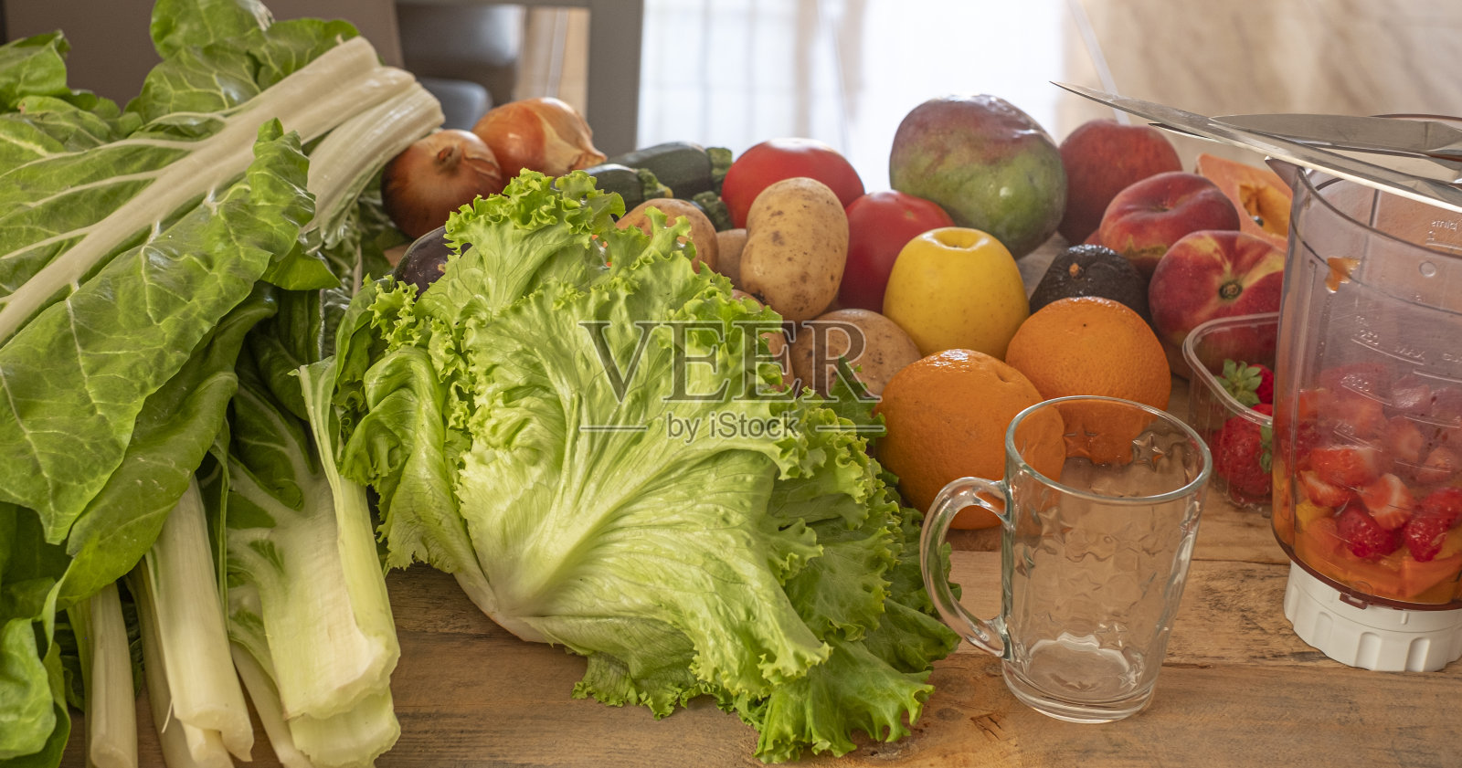 近距离的各种新鲜蔬菜和水果准备在厨房的任何准备-健康的饮食保持健康照片摄影图片