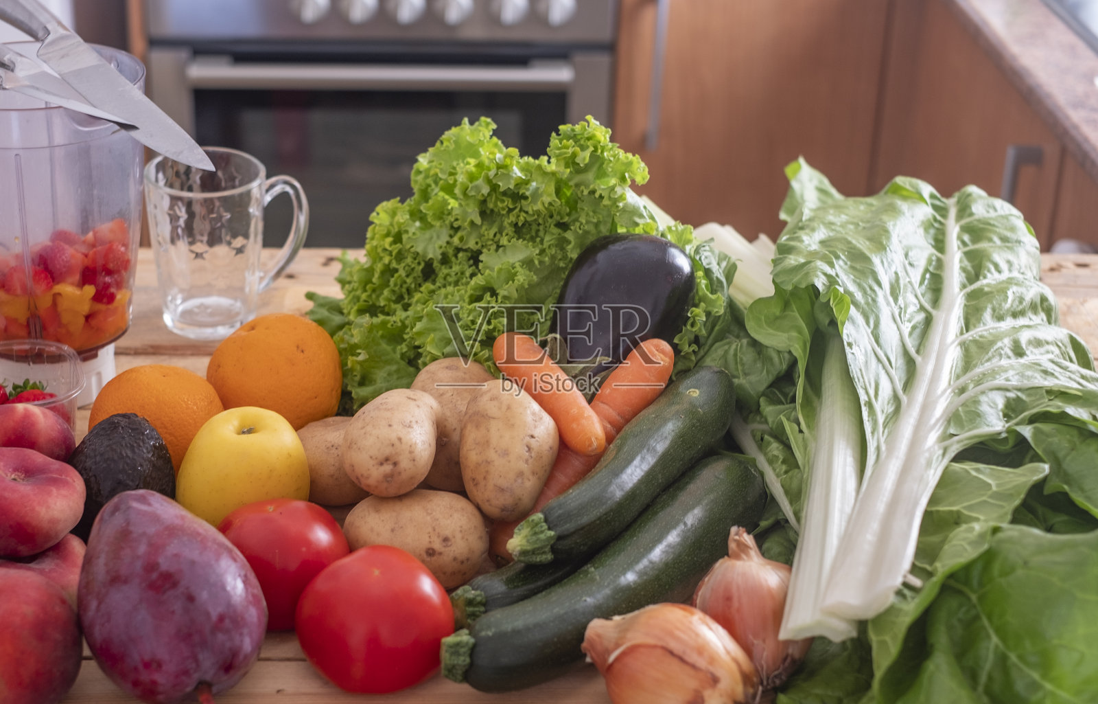 近距离的各种新鲜蔬菜和水果准备在厨房的任何准备-健康的饮食保持健康照片摄影图片