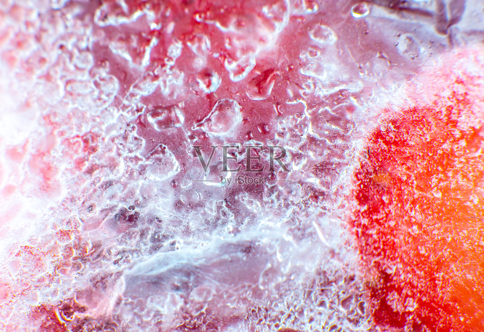 冷冻草莓口感。关闭了。冰天雪地的水果。照片摄影图片