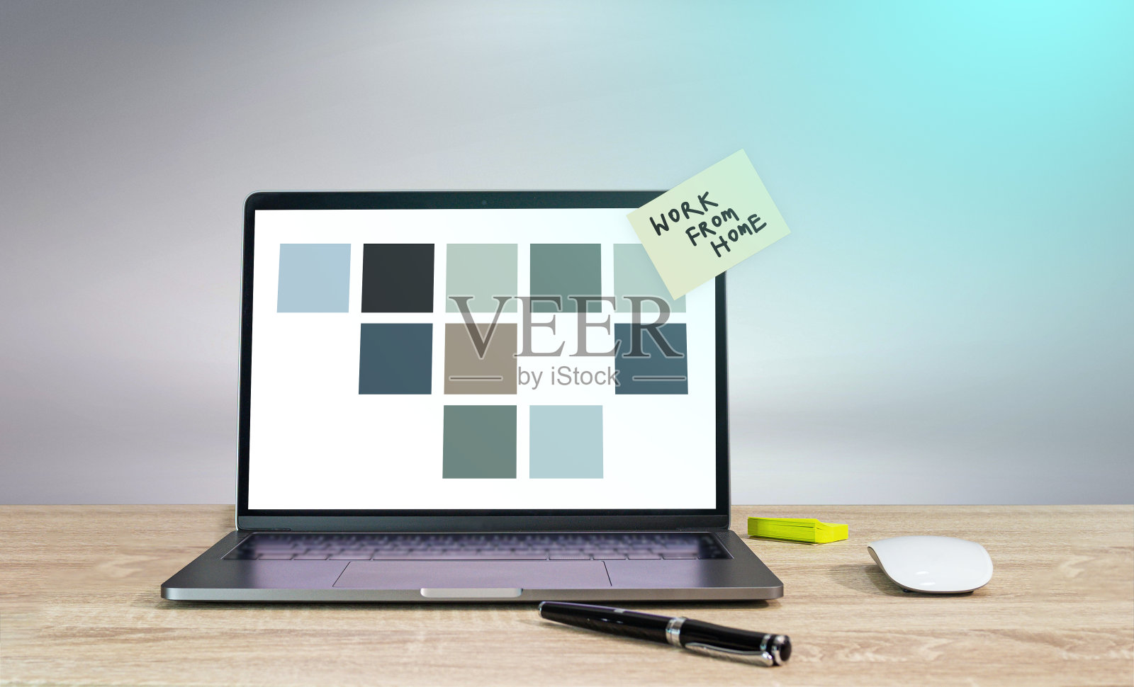 在笔记本电脑的便利贴上工作照片摄影图片