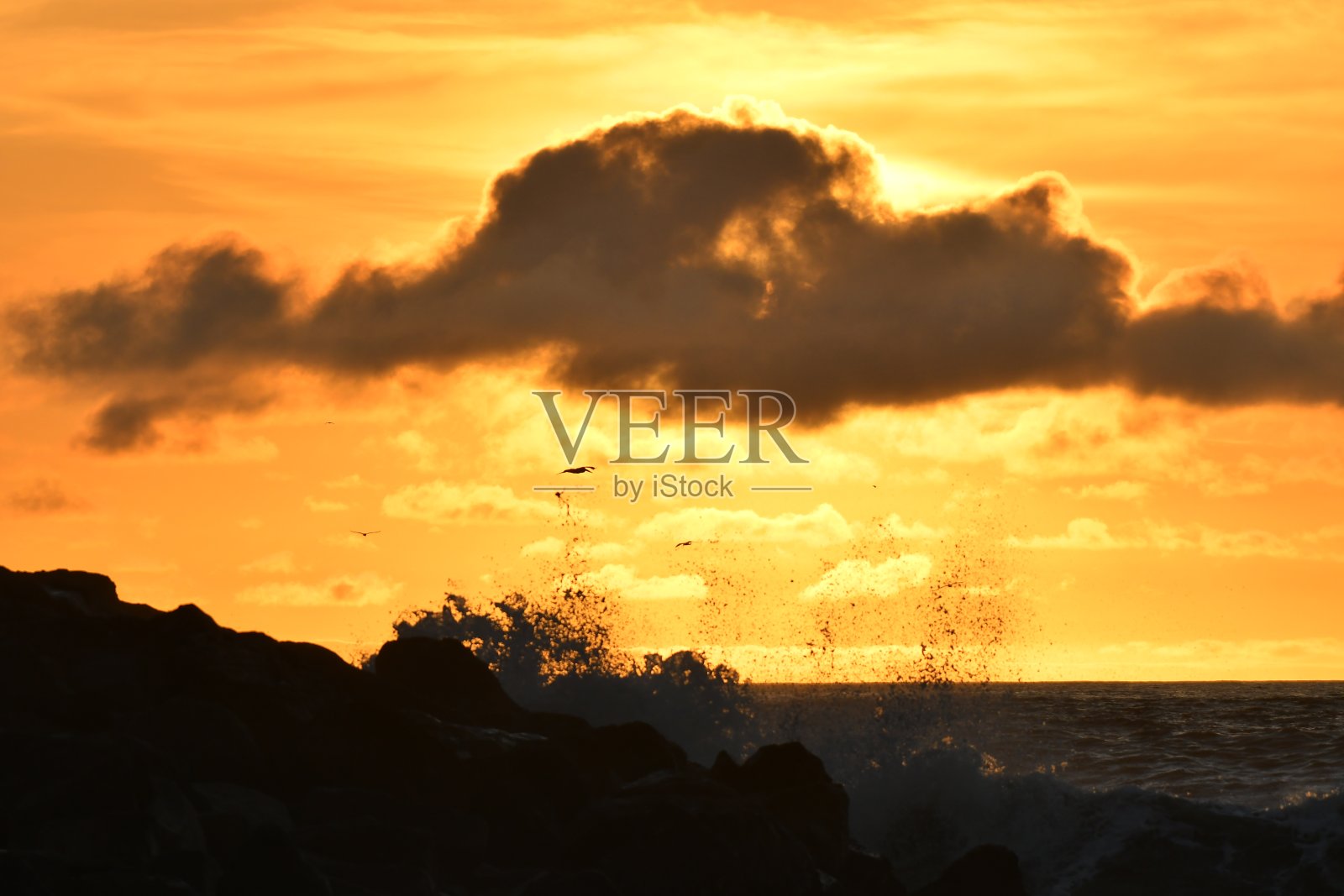 傍晚的颜色和浪花照片摄影图片