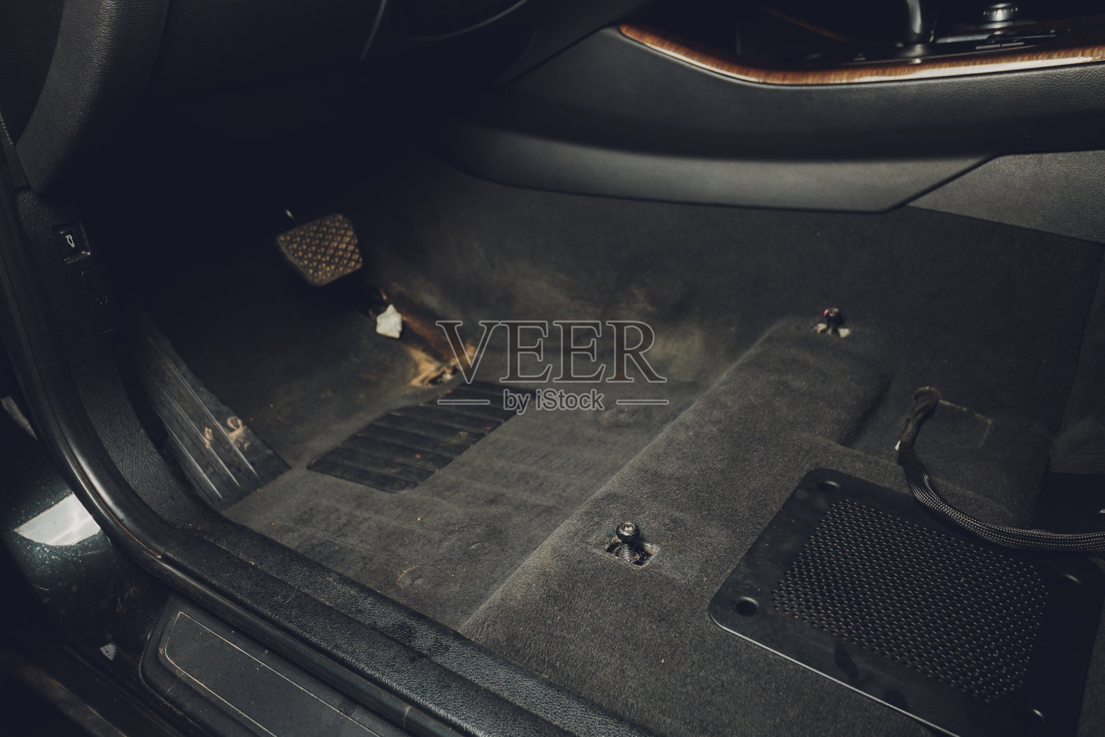 帅气的年轻人，在车里做专业干洗沙龙的男人。概念:汽车服务，洗车，干洗机。照片摄影图片