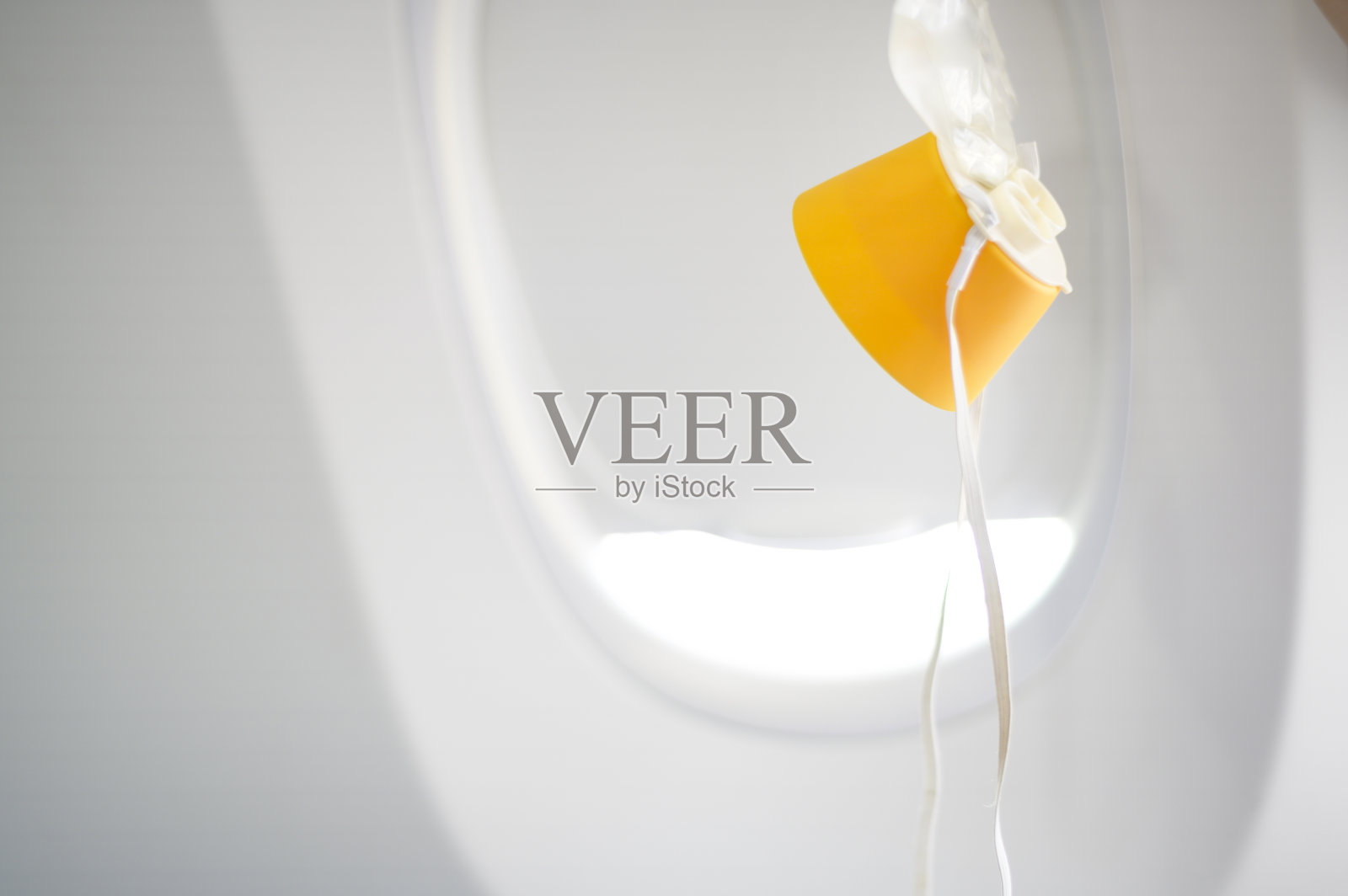 氧气面罩从飞机顶棚掉落照片摄影图片