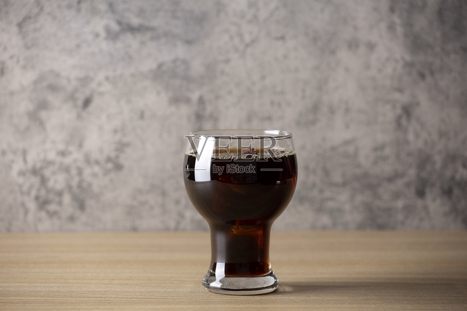 冰美式咖啡在咖啡馆阁楼风格的木桌上照片摄影图片